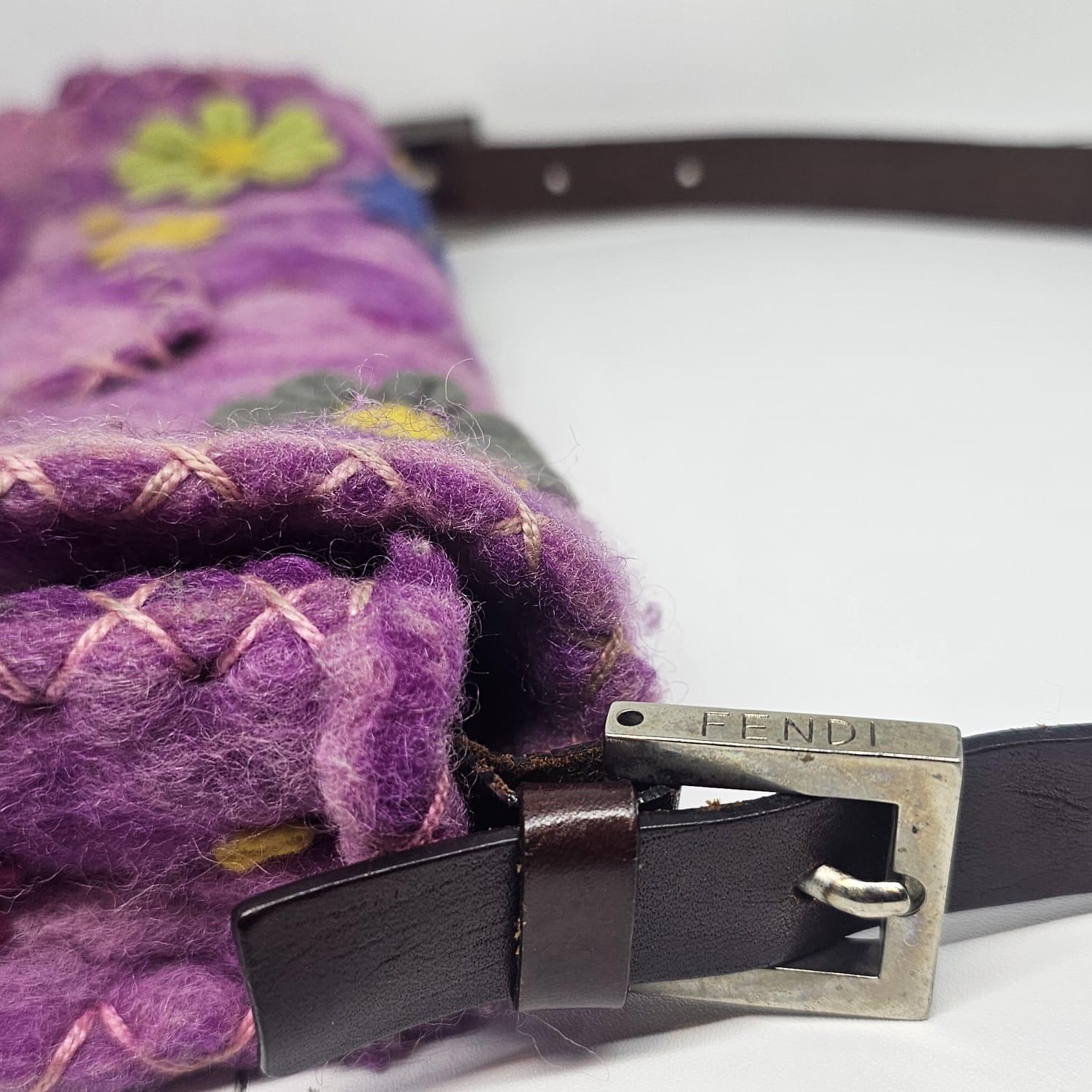 Borsa Baguette Fendi rosa con fiori applicati in lana in vendita 4