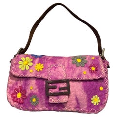 Borsa Baguette Fendi rosa con fiori applicati in lana