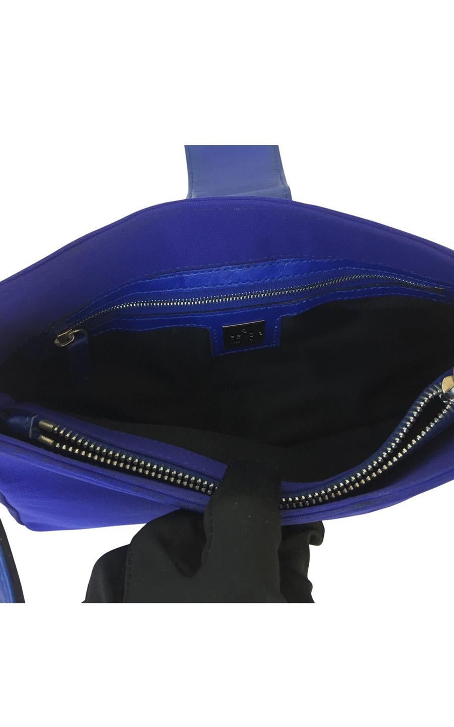 Vintage Fendi Shoulder Bag Cloth in blue color with silver hardware In Excellent Condition For Sale In Paris, FR