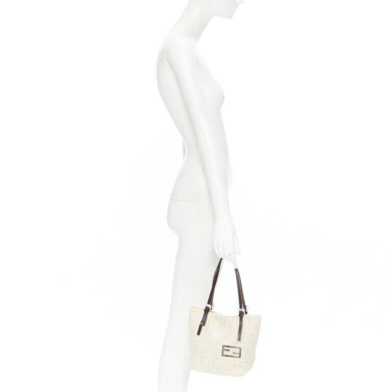 Sac fourre-tout FENDI Zucca FF Monogram beige toile cuir des années 90
Référence : TGAS/B01108
Marque : Fendi
Modèle : Petit fourre-tout en toile Zucca
Collectional : Zucca
Matière : Tissu, cuir
Couleur : Beige, Brown
Motif : Solide
Détails