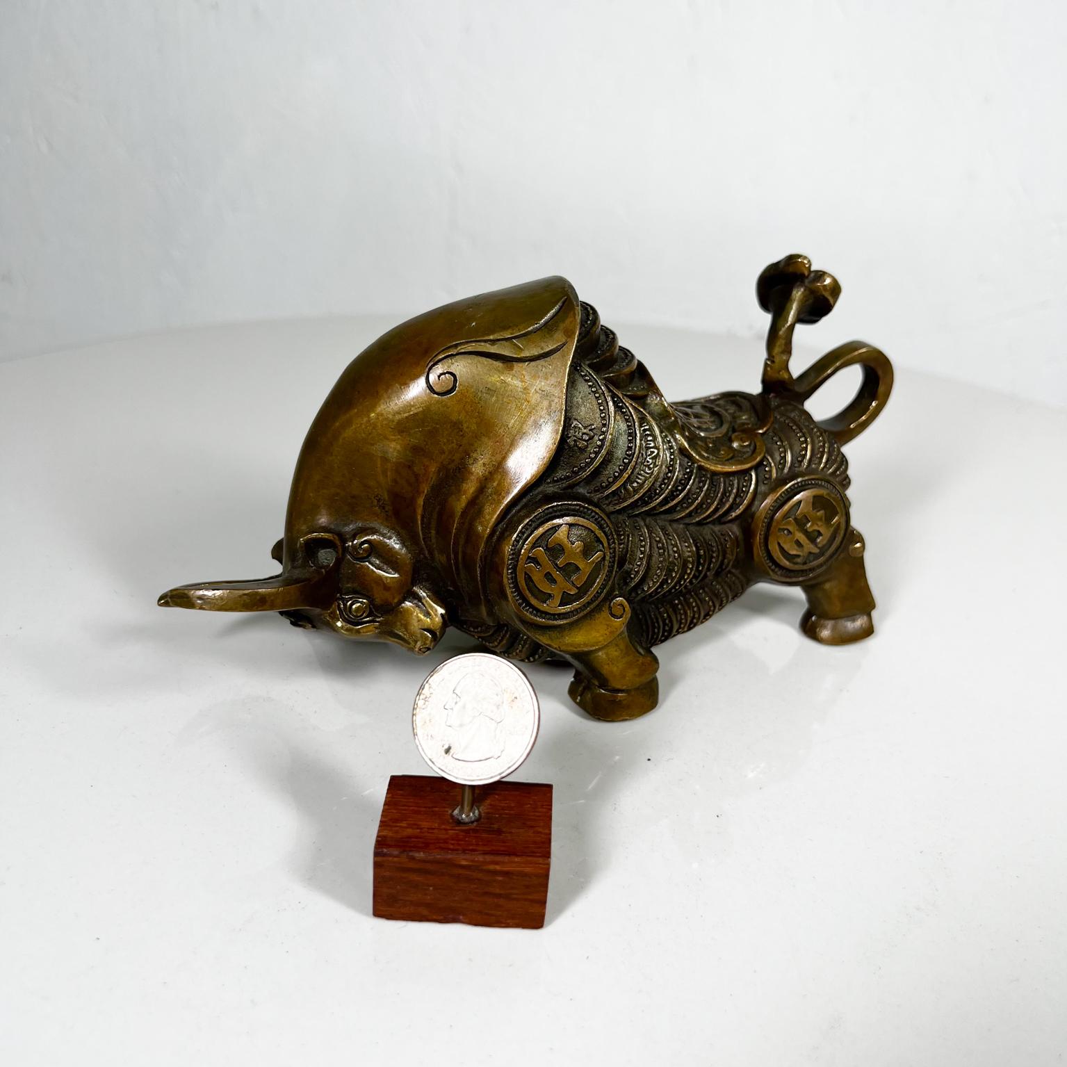 Bronze Asian Bull Sculpture
Feng shui Gilt Bronze Stock Market Bull Wealth Money Ox
8 d x 3 w x 3.88 tall
Preowned vintage
Review images.