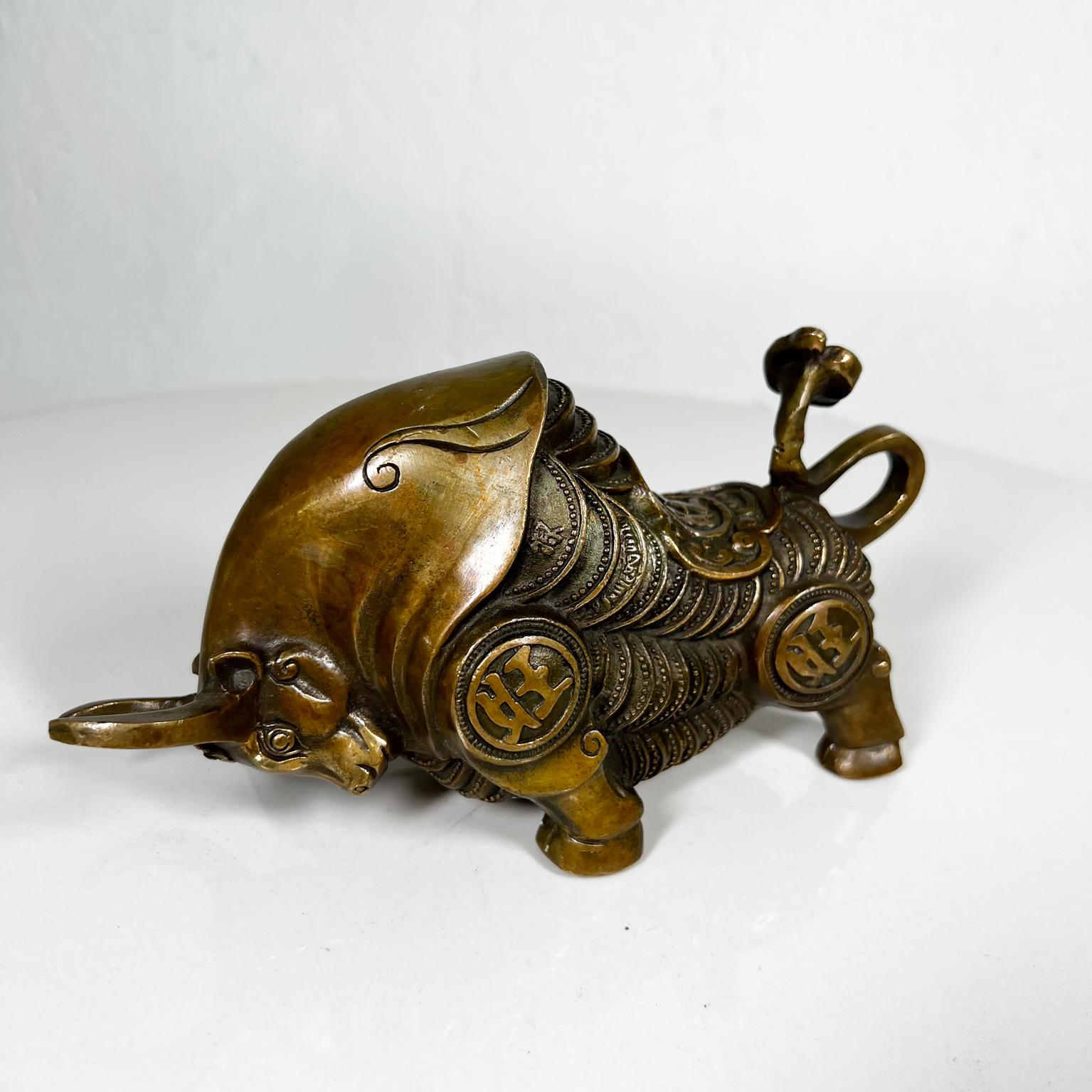 Mid-Century Modern Vintage Feng Shui Bronze doré Taureau Bœuf Figurine d'argent en vente