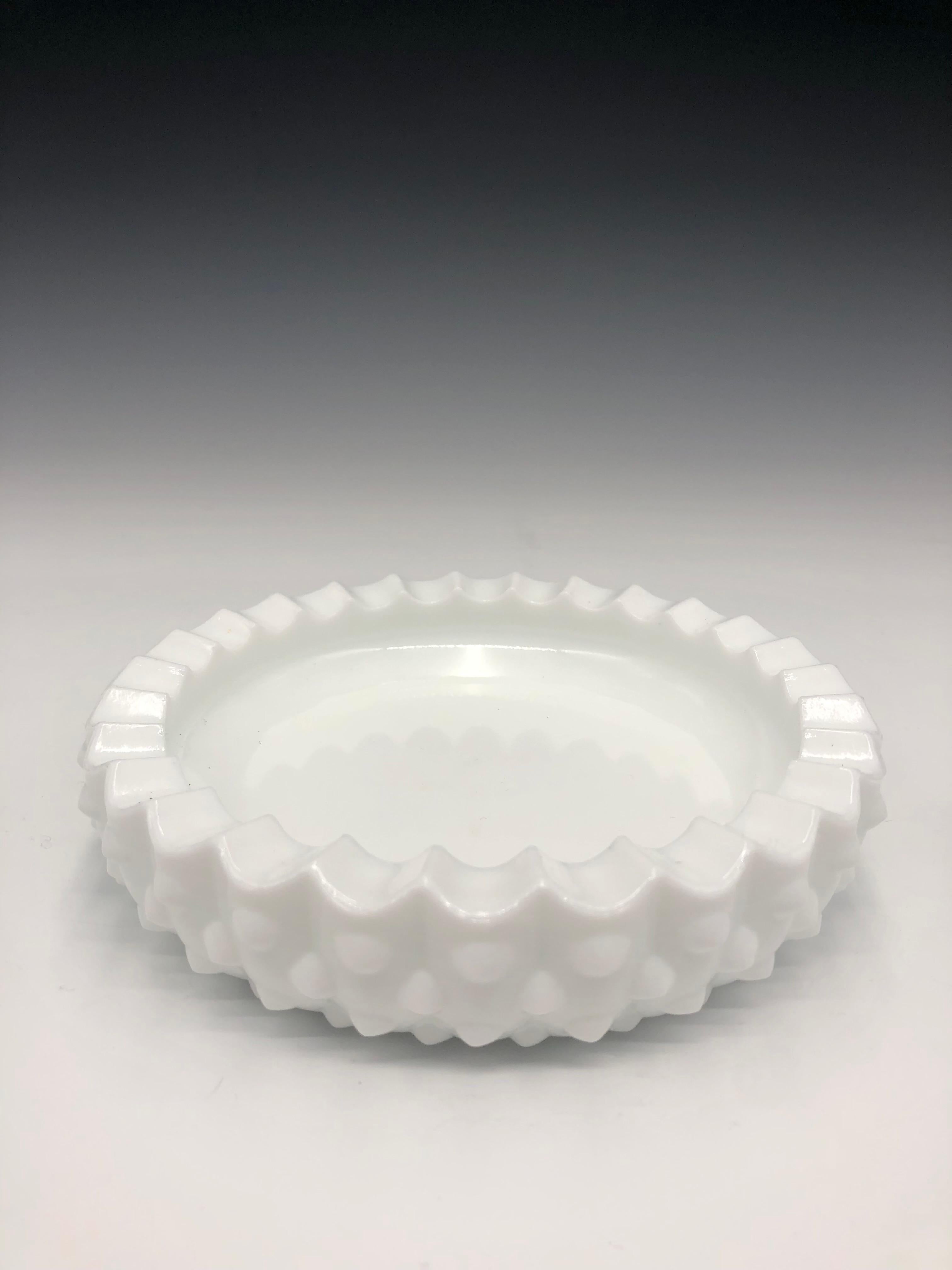 Set von 3 Fenton Hobnail-Aschenbechern aus weißem Milchglas mit Schnörkeln aus Milchglas (Moderne der Mitte des Jahrhunderts) im Angebot
