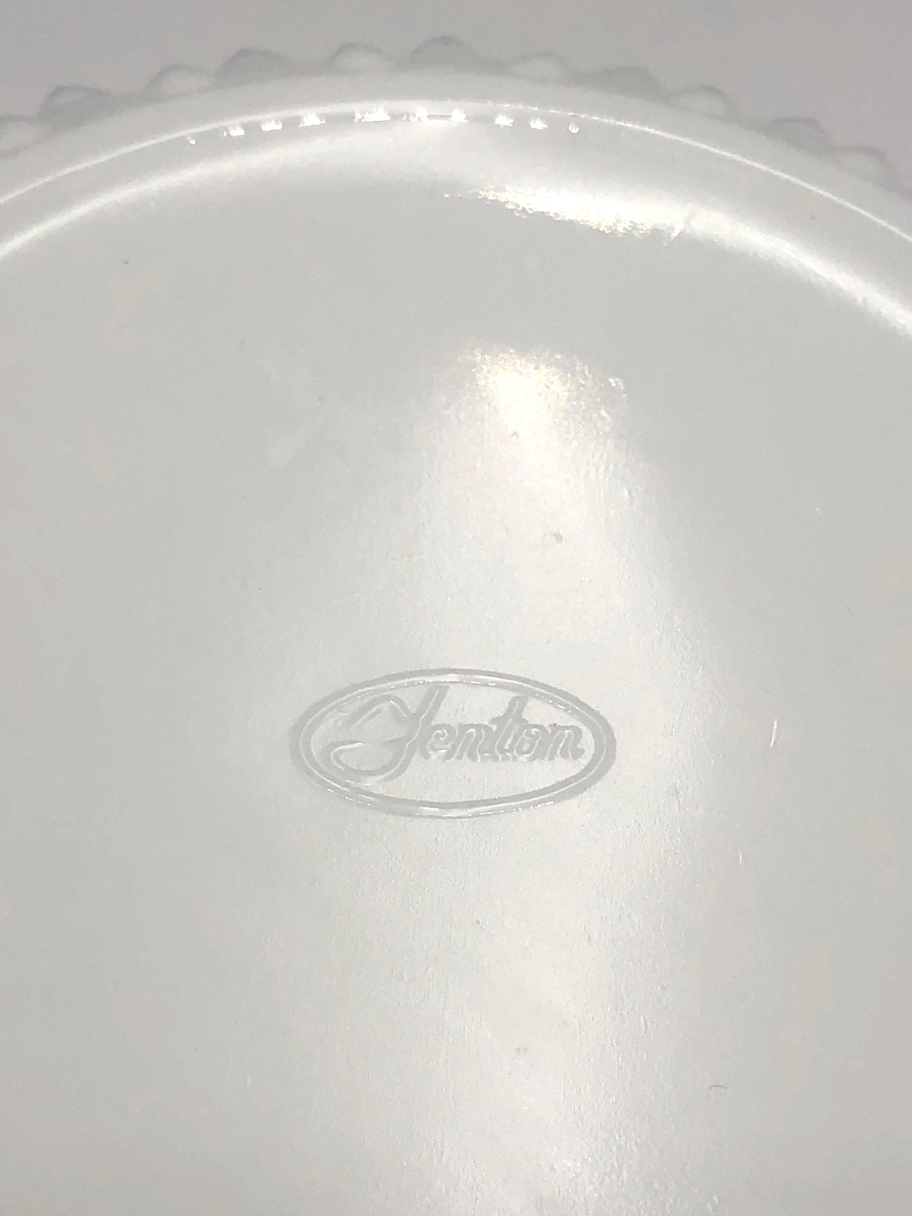 Set von 3 Fenton Hobnail-Aschenbechern aus weißem Milchglas mit Schnörkeln aus Milchglas im Zustand „Hervorragend“ im Angebot in East Quogue, NY
