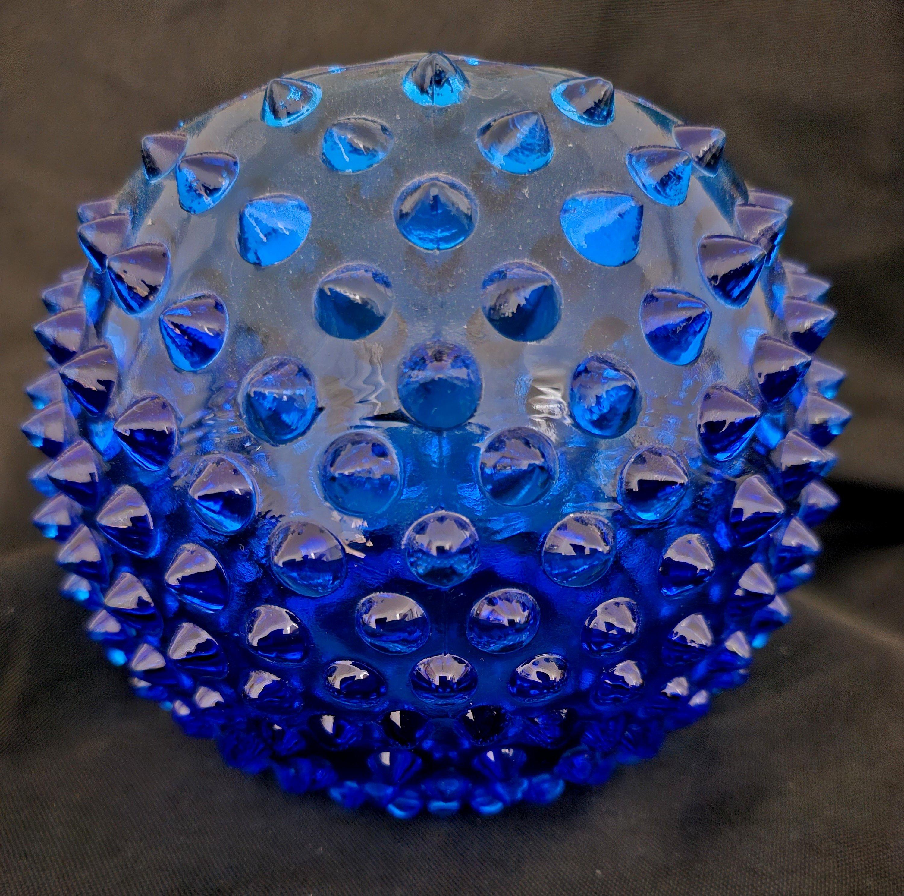 20ième siècle Cendrier / bol / récipient vintage Fenton, orbe en forme de boule, bleu royal en vente