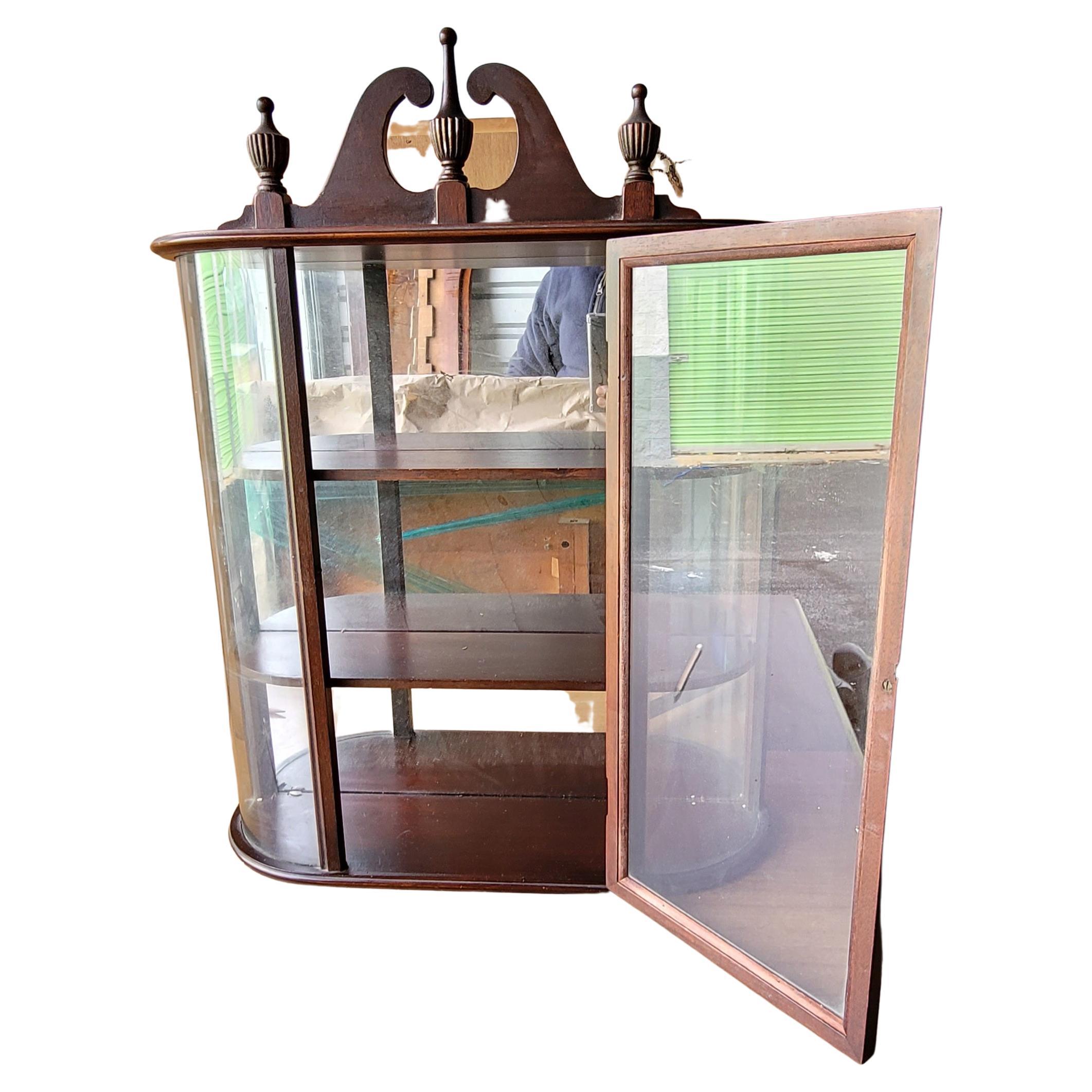 Américain Vintage Ferguson Bros Federal Federal Glass Mahogany Wall Hanging Curio Cabinet en vente