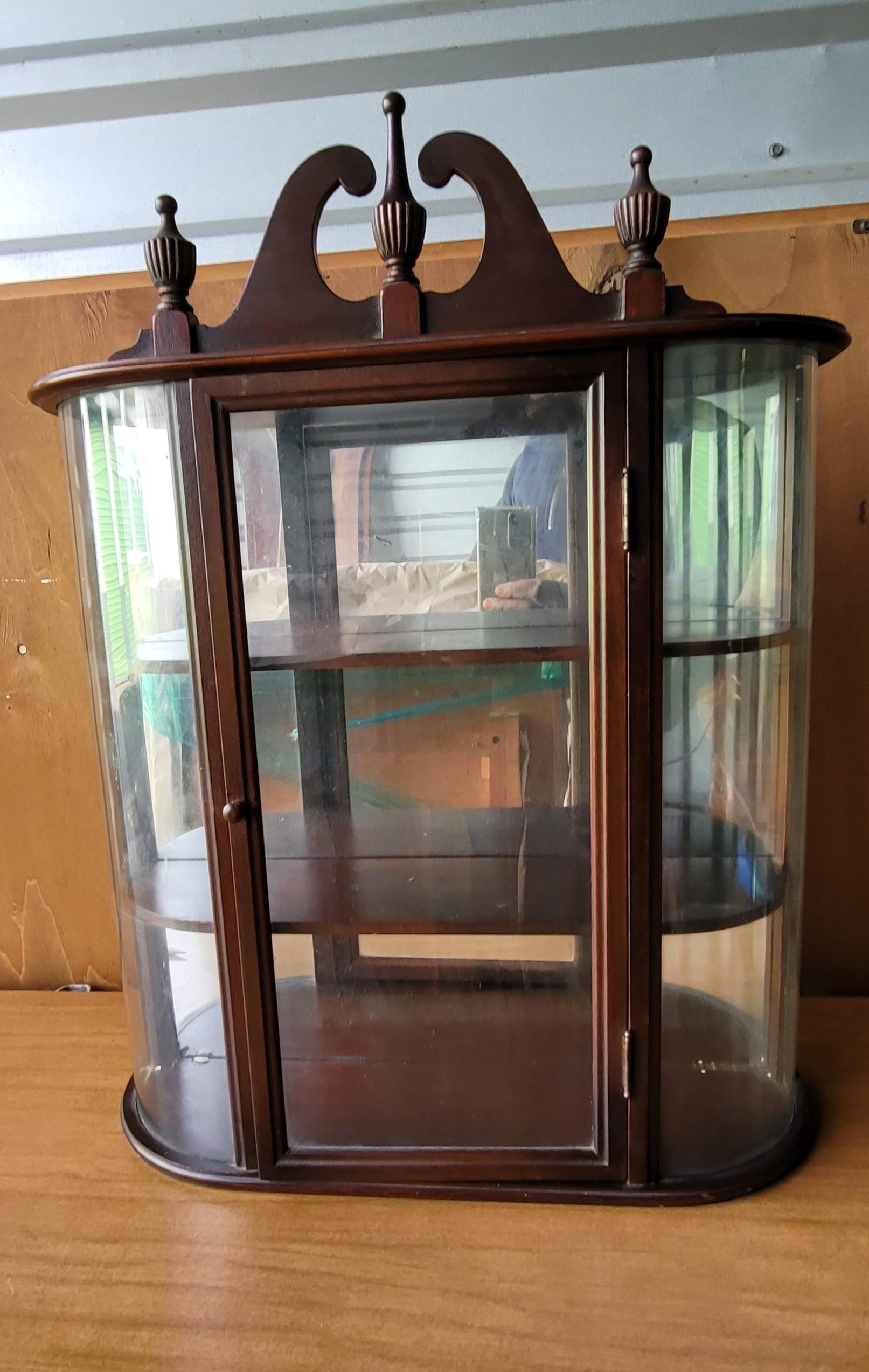 Vintage Ferguson Bros Federal Curved Glass Mahogany Wall Hanging Curio Cabinet In Good Condition For Sale In Germantown, MD