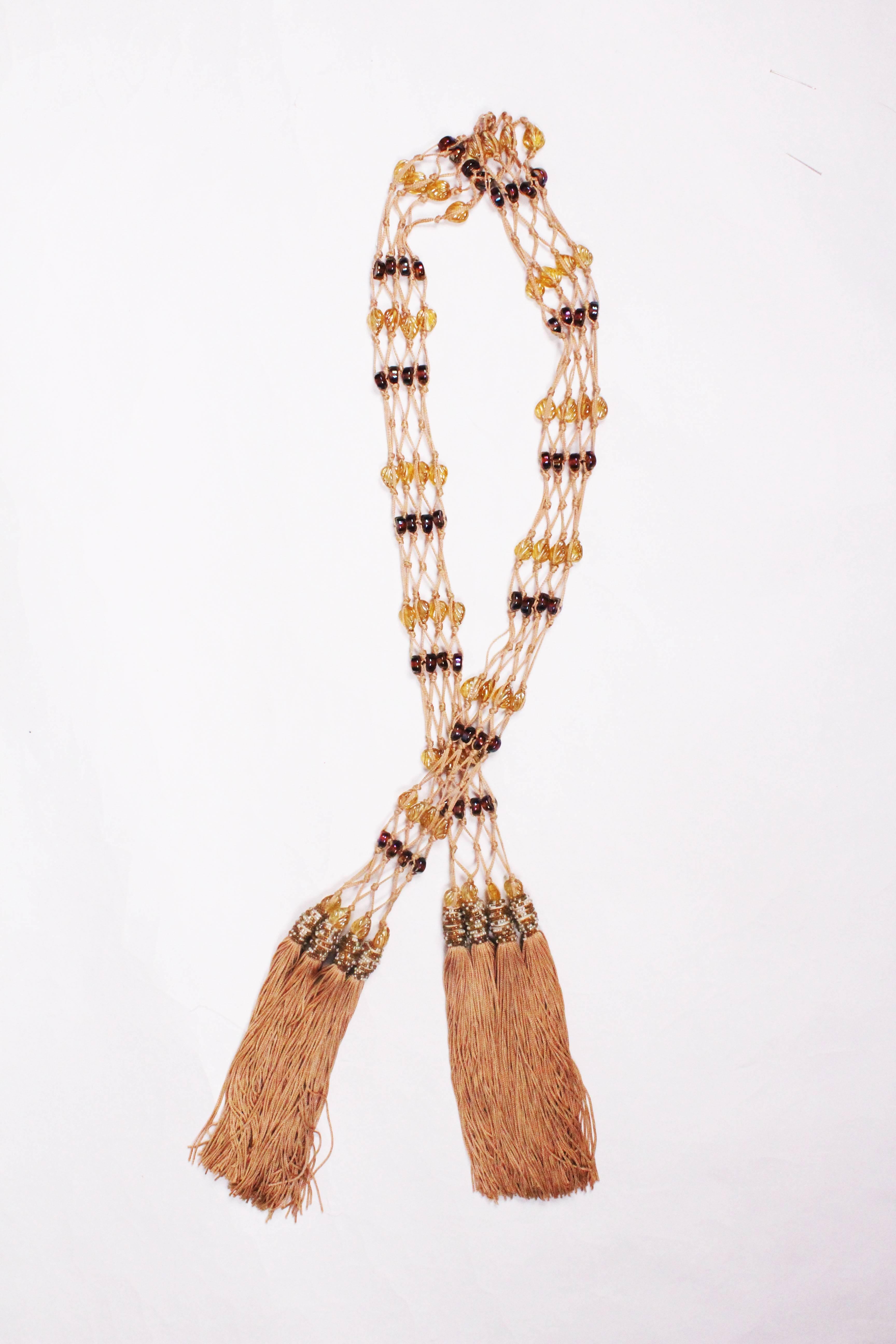 Ein toller Vintage-Designergürtel von Ferragamo. Der Gürtel ist aus biskuitfarbener Kordel/Seide, mit vier Reihen Perlen und Quasten an beiden Enden.