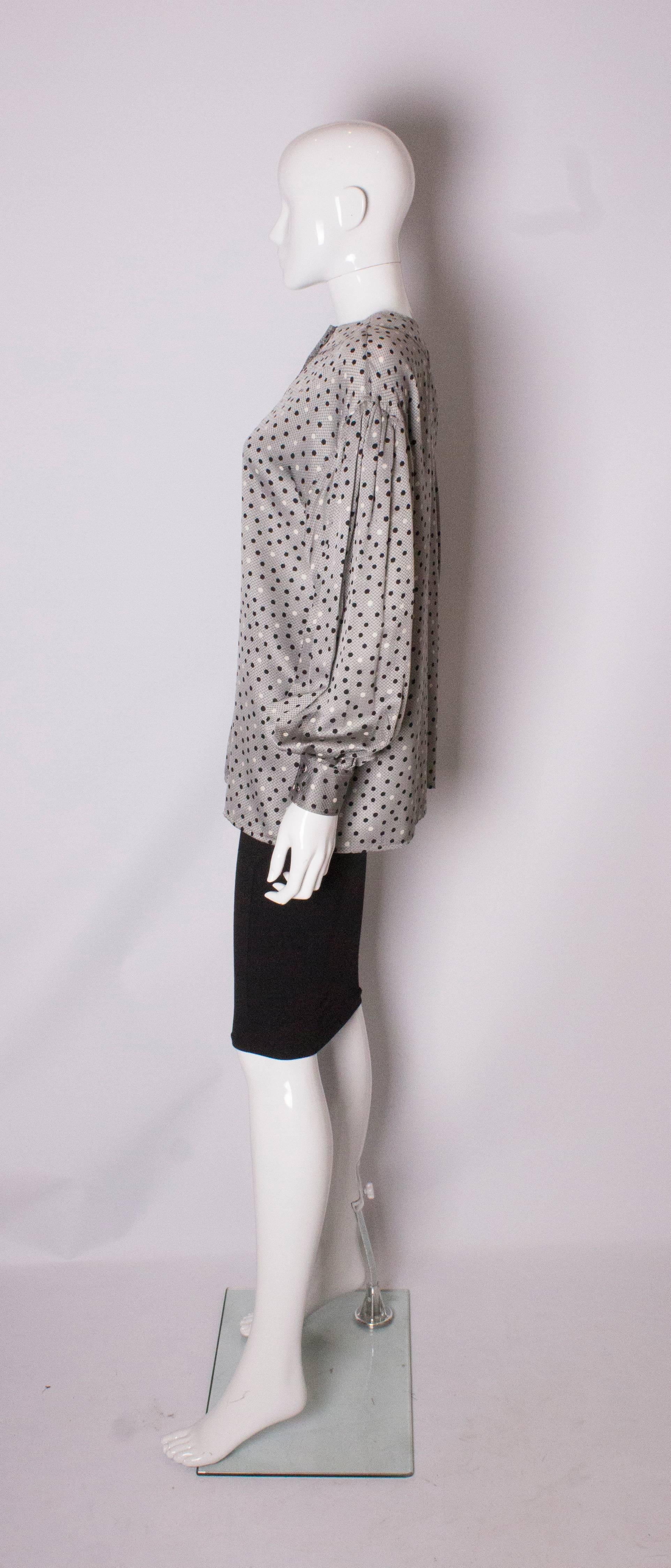 Ferragamo - Vintage  Chemisier en soie à taches grises Pour femmes en vente