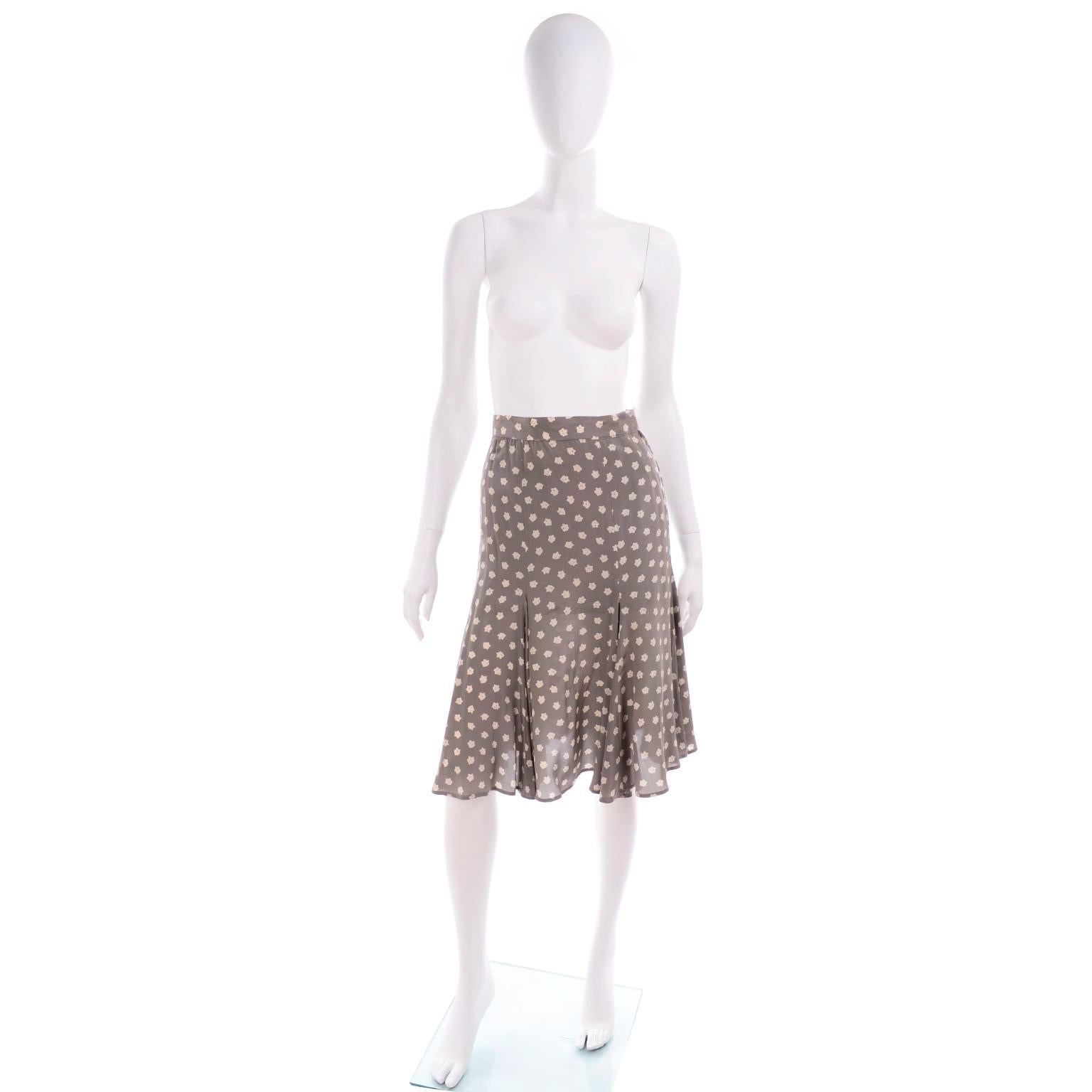 This is a pretty vintage skirt from Salvatore Ferragamo in a taupe/tan silk with cream flowers. The skirt closes with a metal zipper on the side and is fully lined. We love the pleats and the midi length. Labeled size 4 and made in Italy. Please