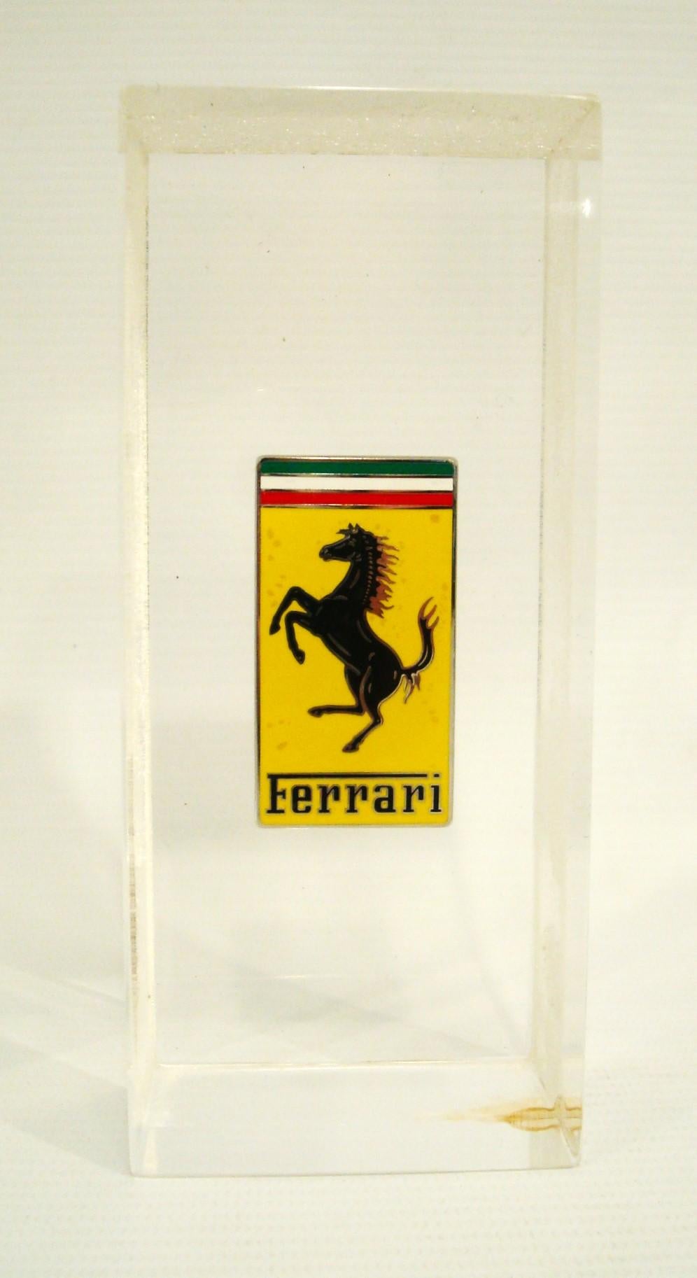 Pisapapeles de escritorio Vintage Ferrari Badge / Emblem Lucite. Italia, años 70.
Pisapapeles publicitario Ferrari muy bonito. 

Estamos especializados en la venta de Art Decó y Art Nouveau y estilos Vintage desde 1995. Si tiene alguna pregunta,