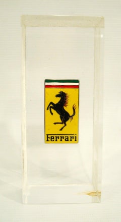Distintivo / Emblema Ferrari d'epoca in lucite, fermacarte da scrivania. I.S.A. Italy 1970