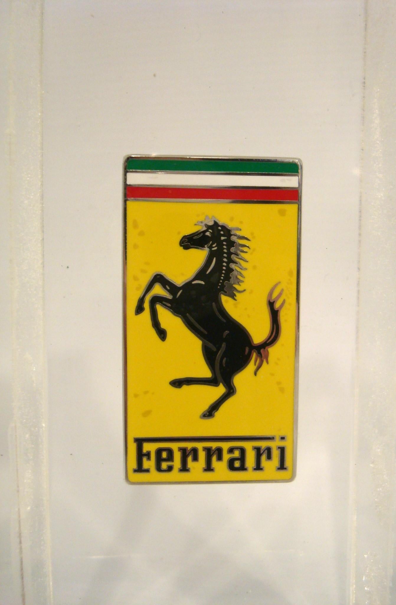 Pisapapeles de escritorio Vintage Ferrari Cars Badge / Emblem Lucite. Italia Años 70 Moderno de mediados de siglo en venta