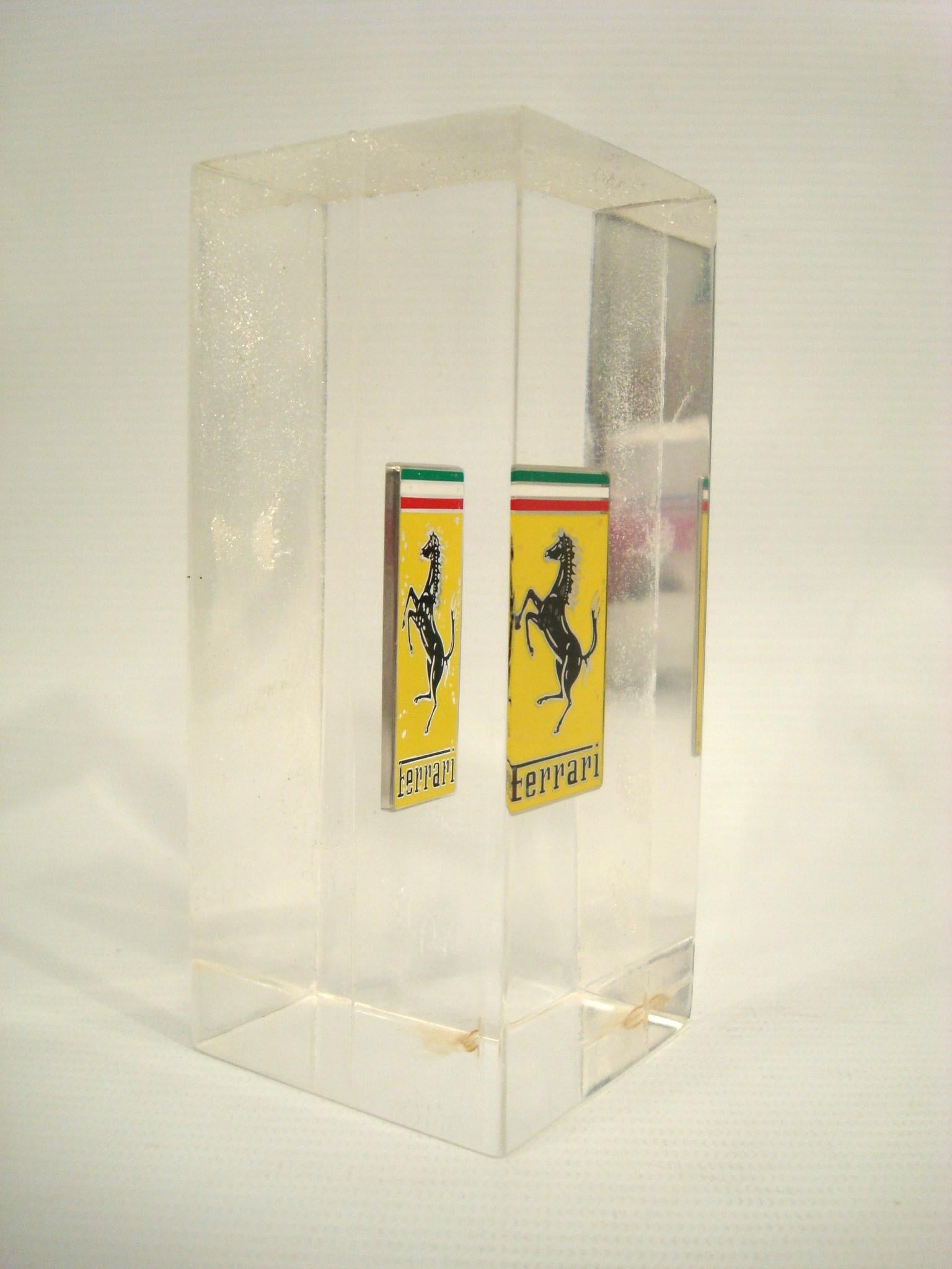 Pisapapeles de escritorio Vintage Ferrari Cars Badge / Emblem Lucite. Italia Años 70 Italiano en venta