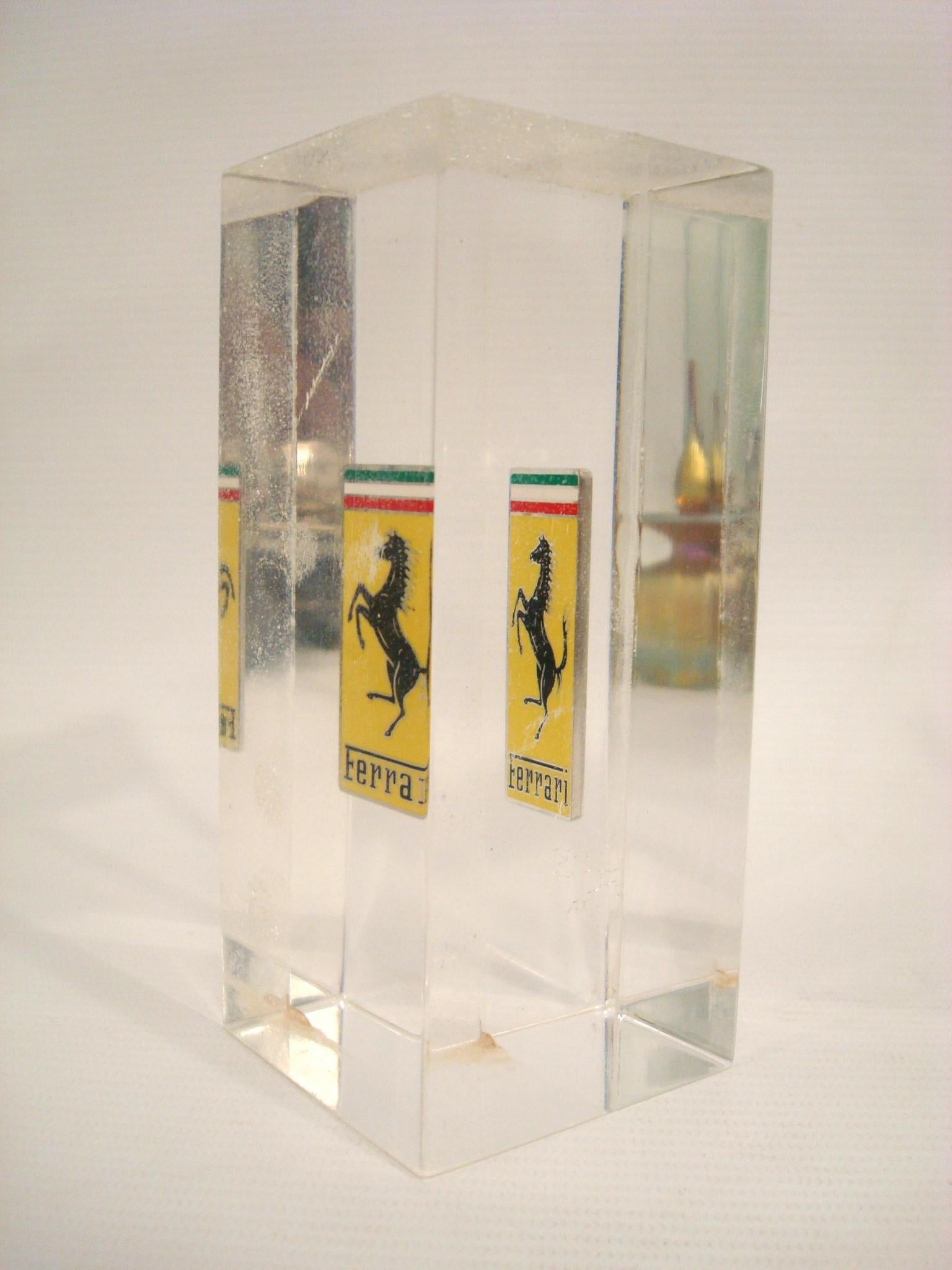 Pisapapeles de escritorio Vintage Ferrari Cars Badge / Emblem Lucite. Italia Años 70 en Bueno estado para la venta en Buenos Aires, Olivos
