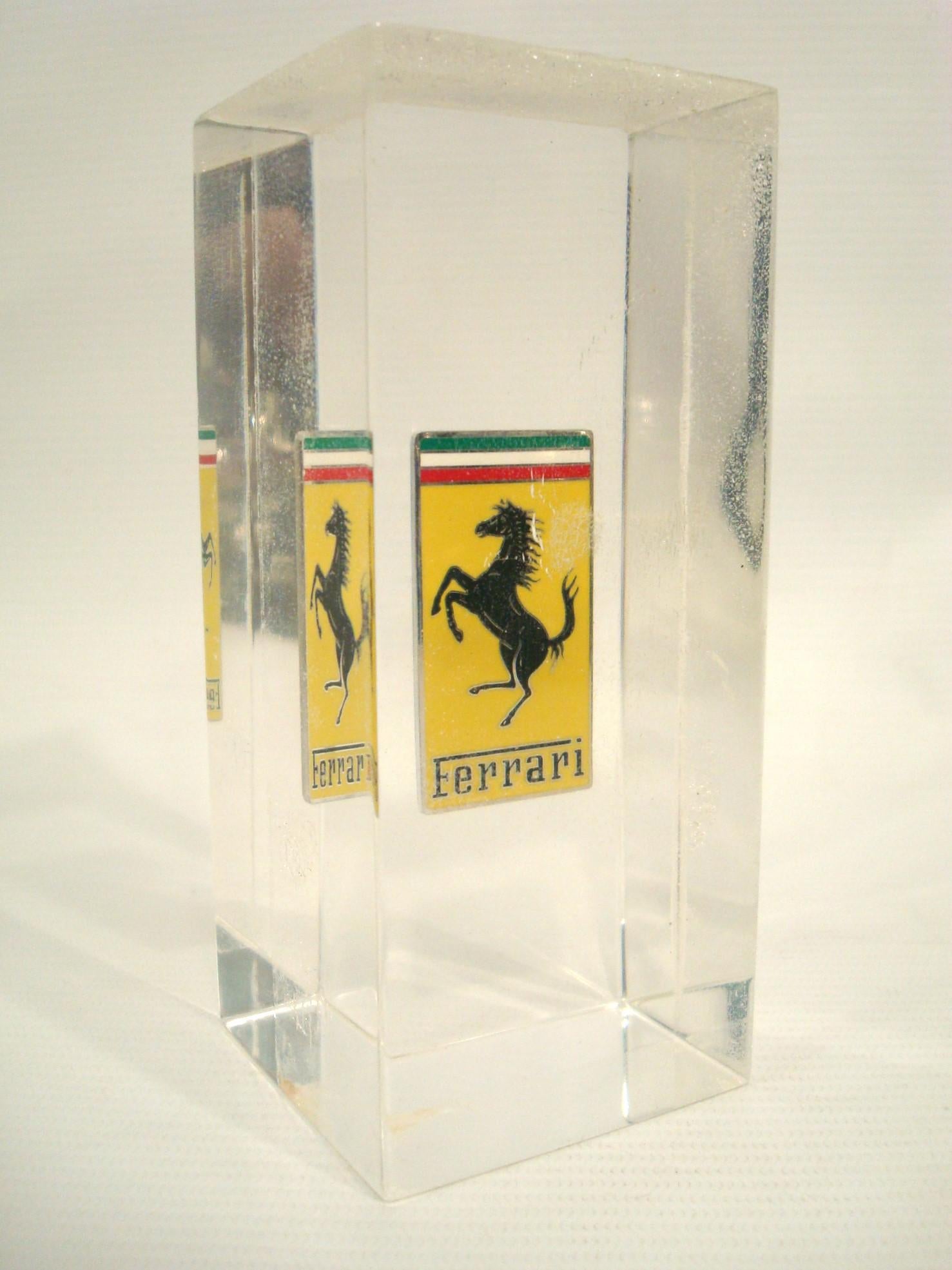 Pisapapeles de escritorio Vintage Ferrari Cars Badge / Emblem Lucite. Italia Años 70 siglo XX en venta