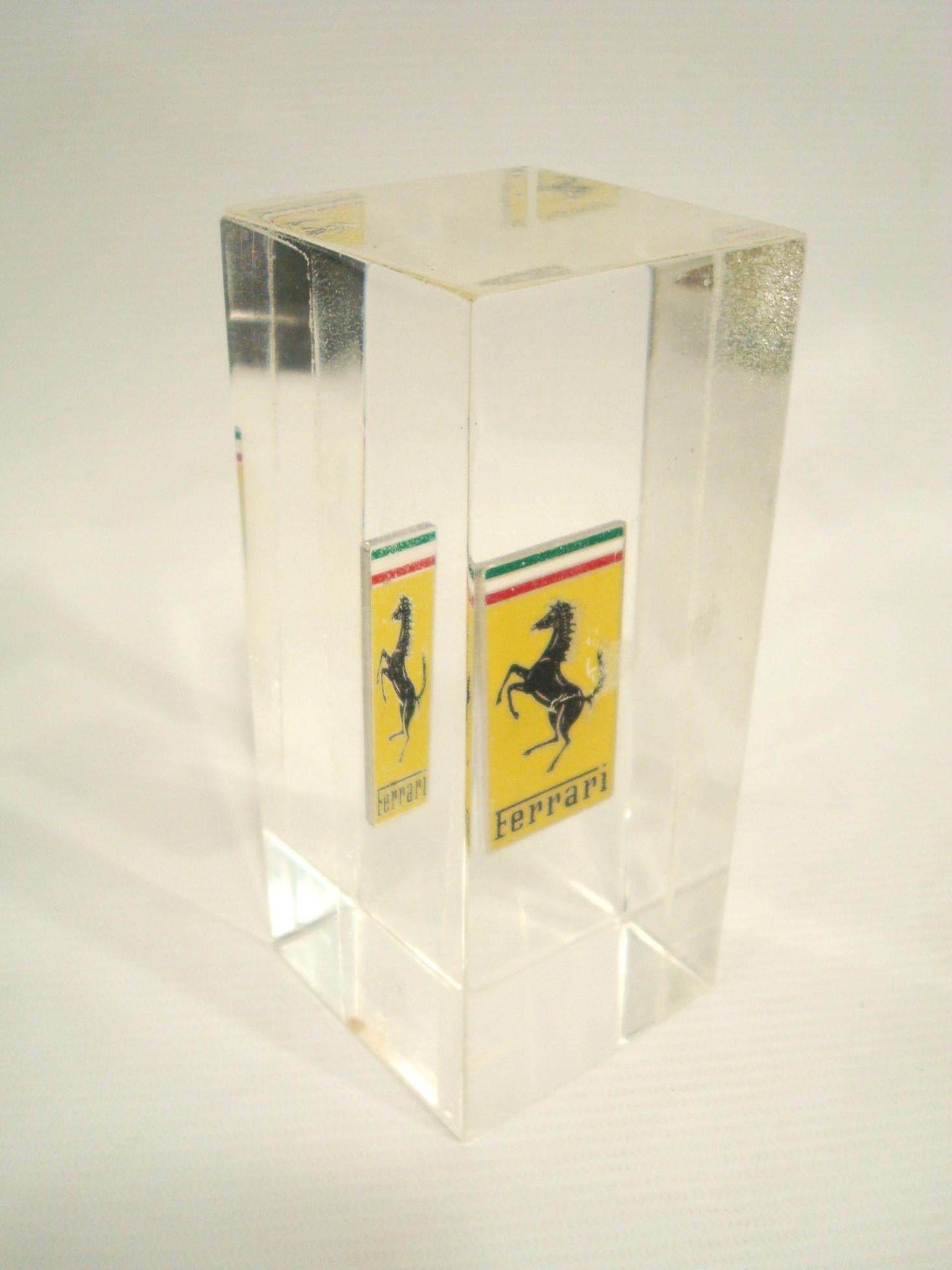 Pisapapeles de escritorio Vintage Ferrari Cars Badge / Emblem Lucite. Italia Años 70 en venta 1
