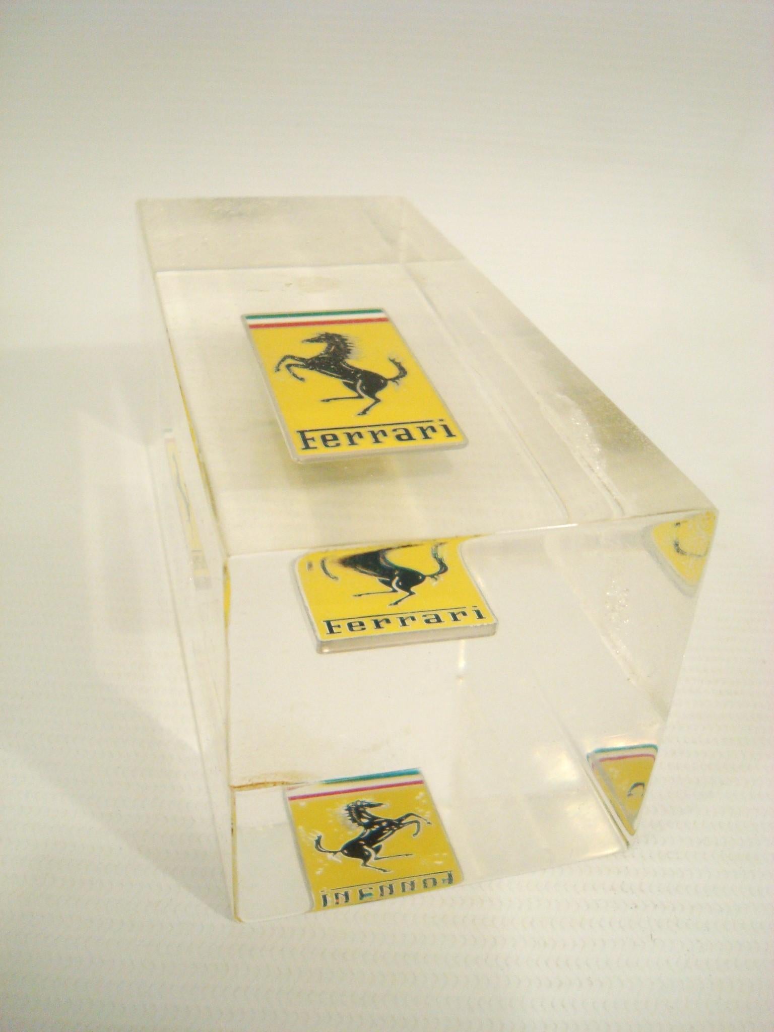 Pisapapeles de escritorio Vintage Ferrari Cars Badge / Emblem Lucite. Italia Años 70 en venta 2