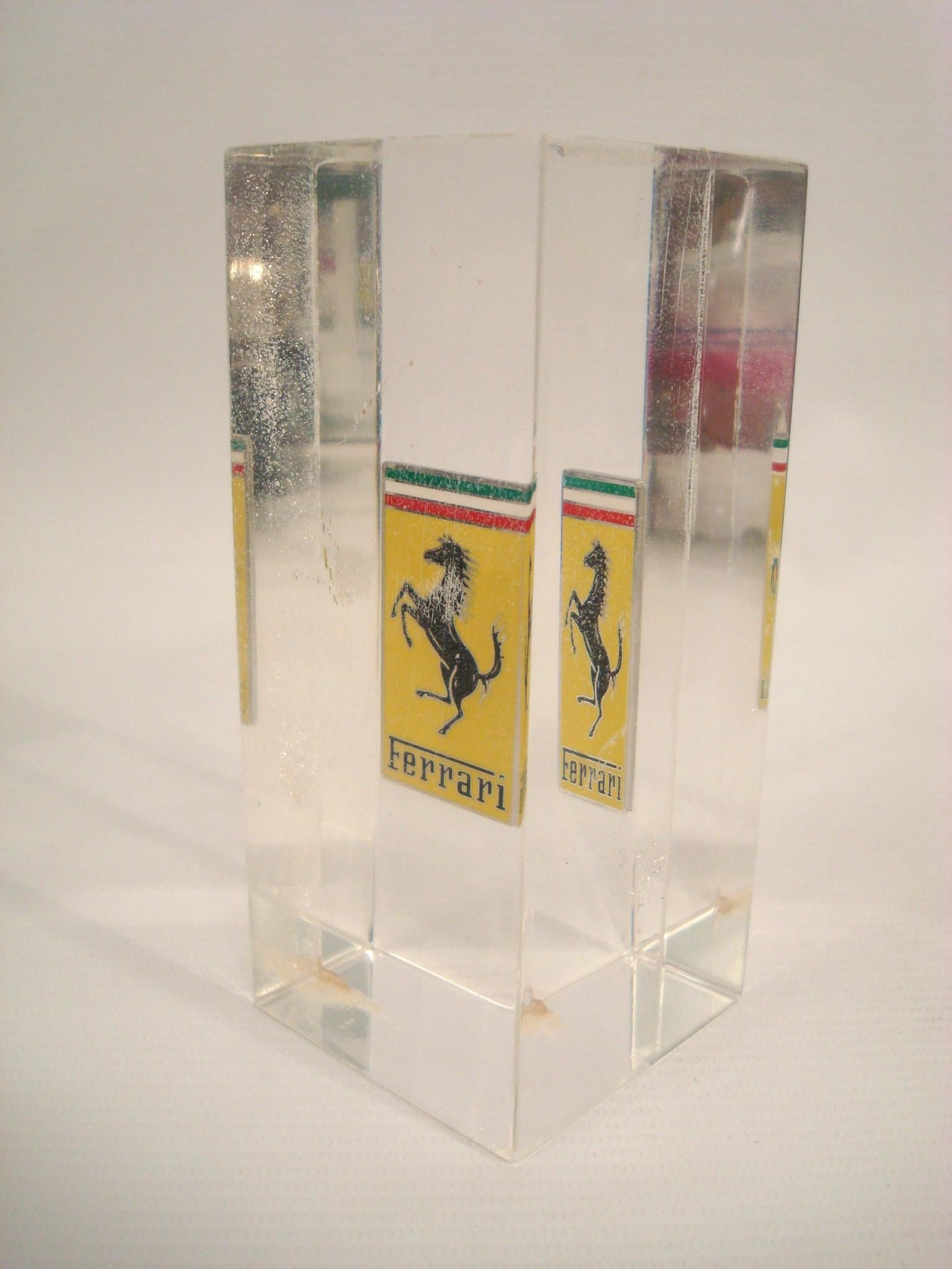 Pisapapeles de escritorio Vintage Ferrari Cars Badge / Emblem Lucite. Italia Años 70 en venta 3