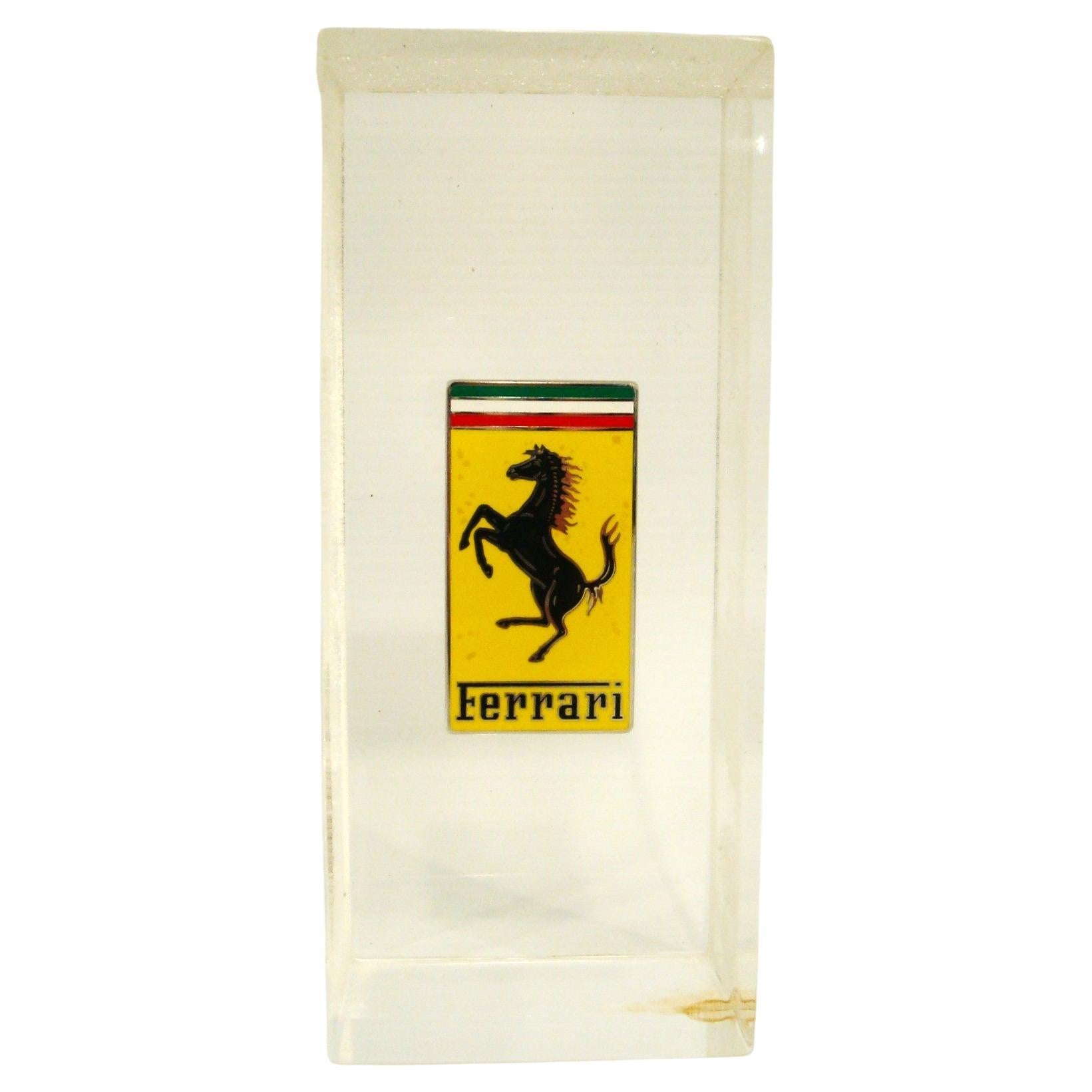 Pisapapeles de escritorio Vintage Ferrari Cars Badge / Emblem Lucite. Italia Años 70 en venta