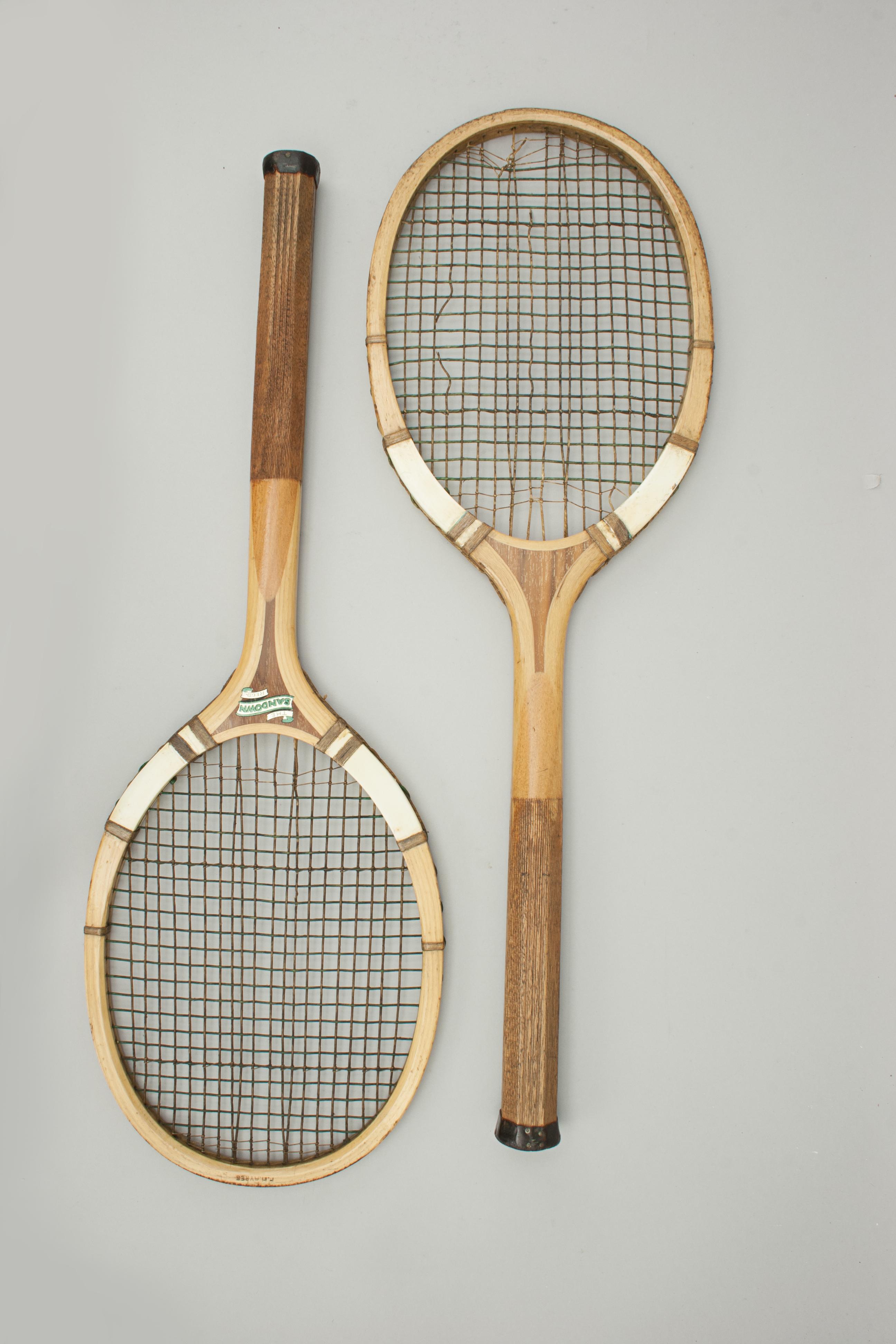 Raquettes de tennis sur gazon F.H.Ayres 'Sandown'. 
Une bonne paire de raquettes de tennis sur gazon 'Sandown' par F.H. Ayres. Les deux raquettes ont des décalcomanies sur le col ' The Sandown:: Regd' et sont estampillées 'F.H. Ayres' sur le côté du