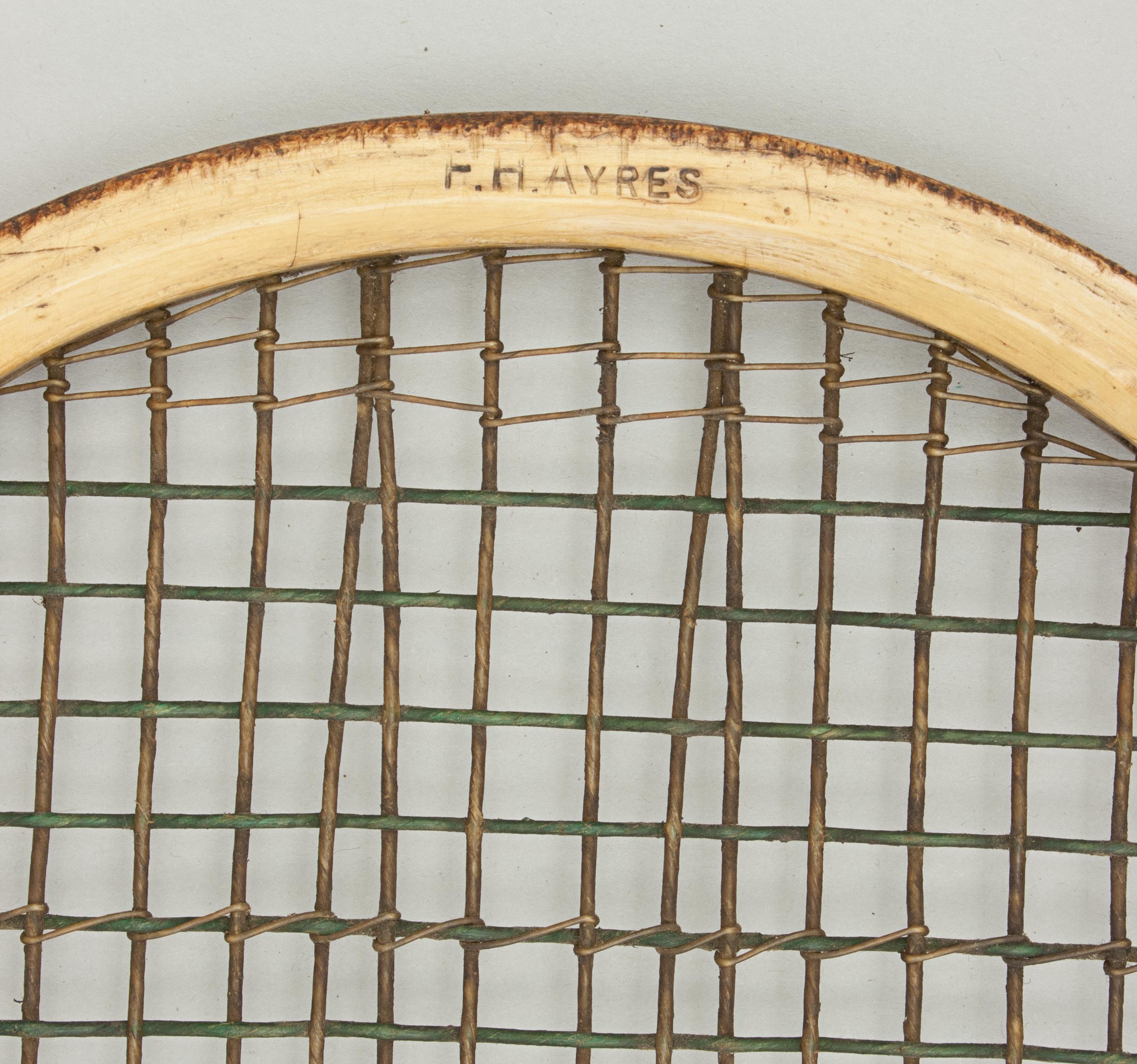 Début du 20ème siècle Vieilles raquettes de tennis sur gazon F.H. Ayres
