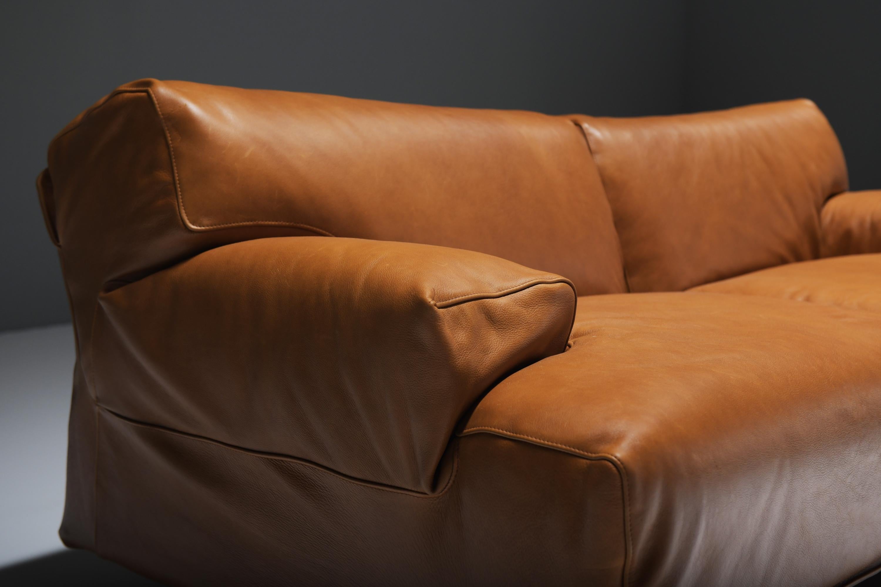 Vintage Fiandra modular sofa in cognac leather by Vico Magistretti for Cassina. 10