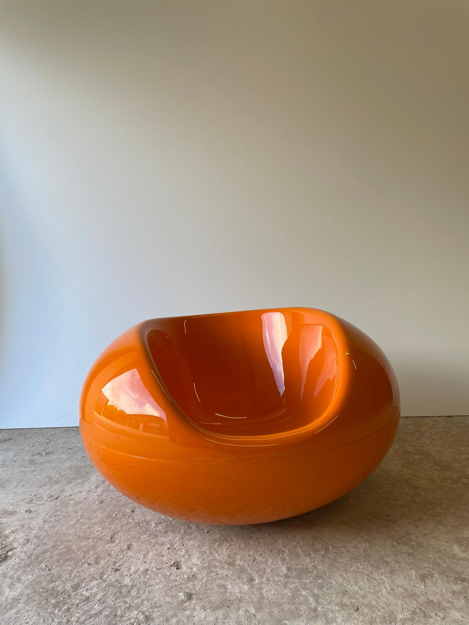 Finnischer Knall Orangener Pastille-Sessel aus Fiberglas von Eero Aarnio für Asko, 1967. Der Pastille-Sessel ist eher ein Kunstwerk als ein einfacher Sessel oder Schaukelstuhl. Er wurde 1967 entworfen und hat eine völlig versetzte Form, die an eine