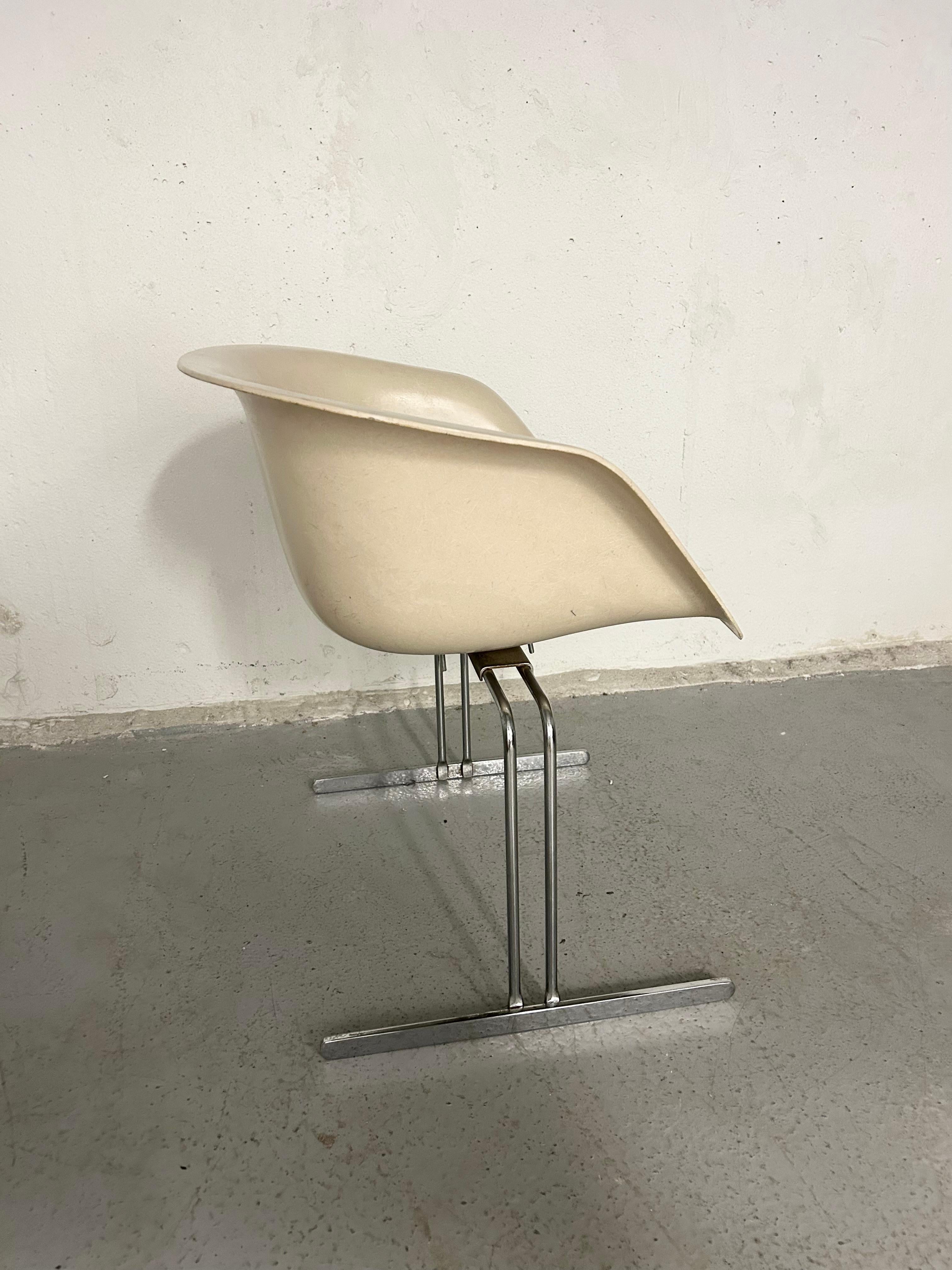 Vintage Fiberglass and Chrome Accent Chair In Good Condition In Brooklyn, NY