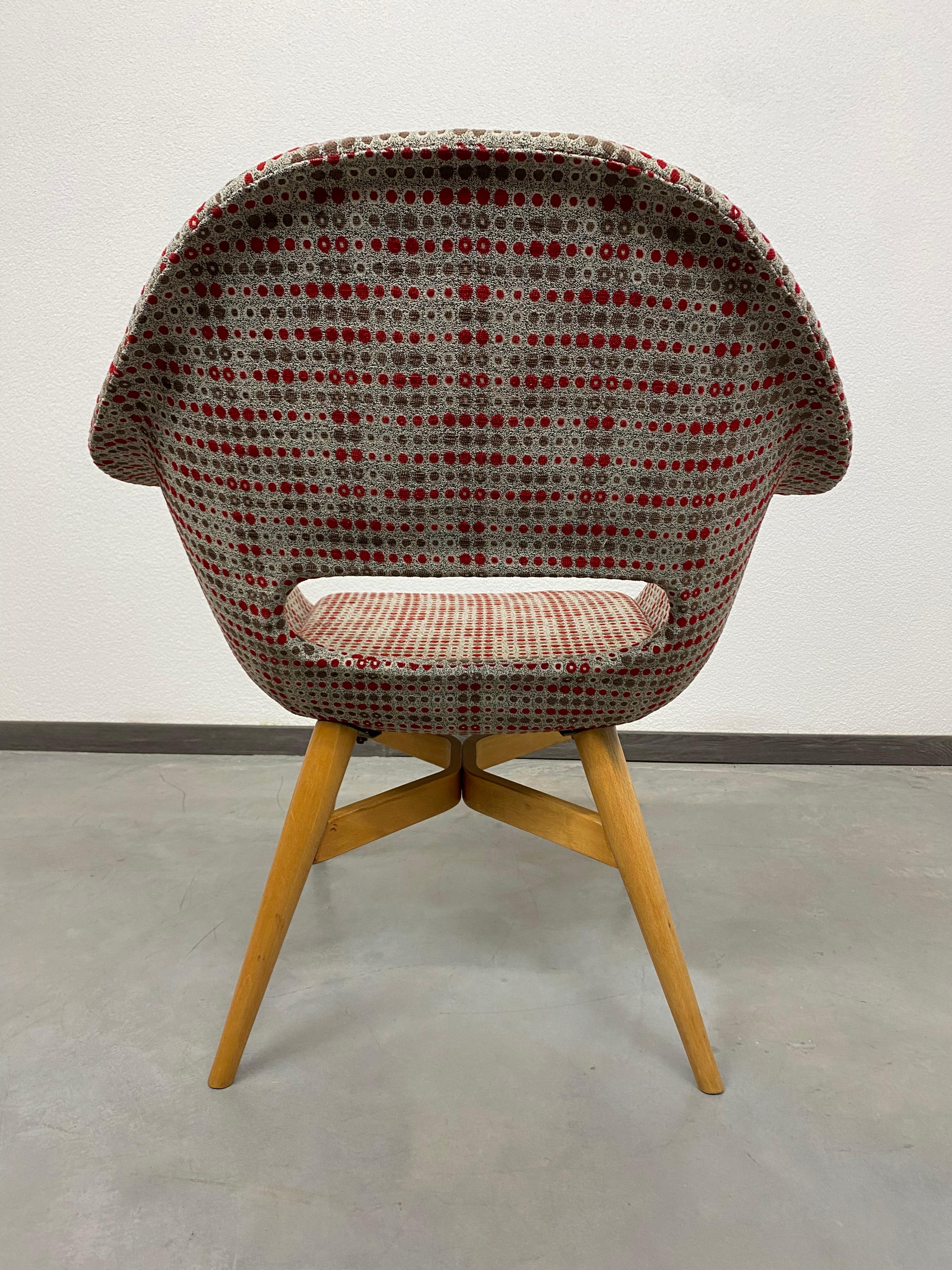Vintage-Sessel aus Fiberglas von Miroslav Navrátil (Stoff) im Angebot