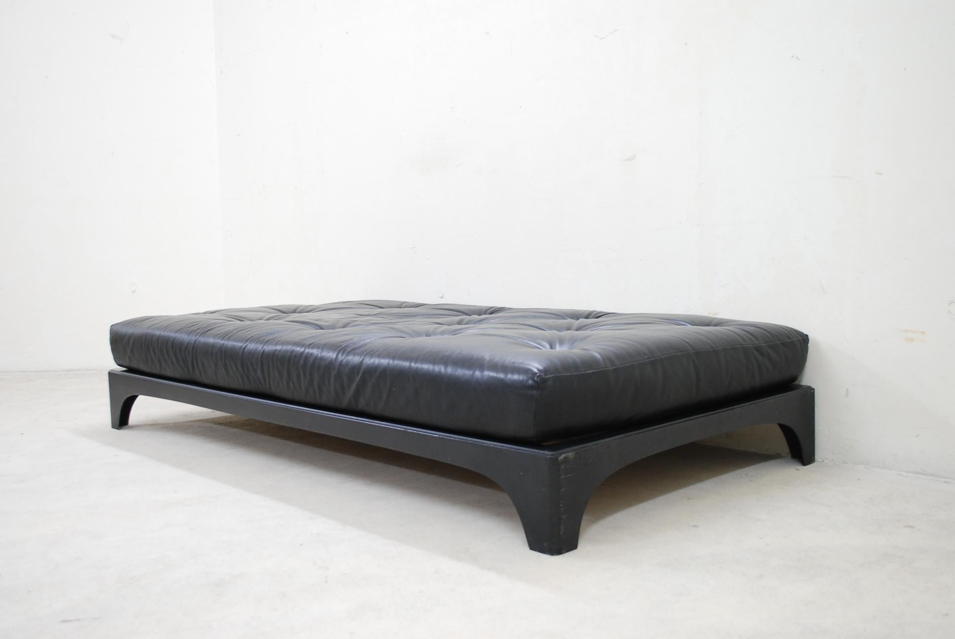 Vintage Fiberglass Schwarzes Leder Daybed (Deutsch) im Angebot