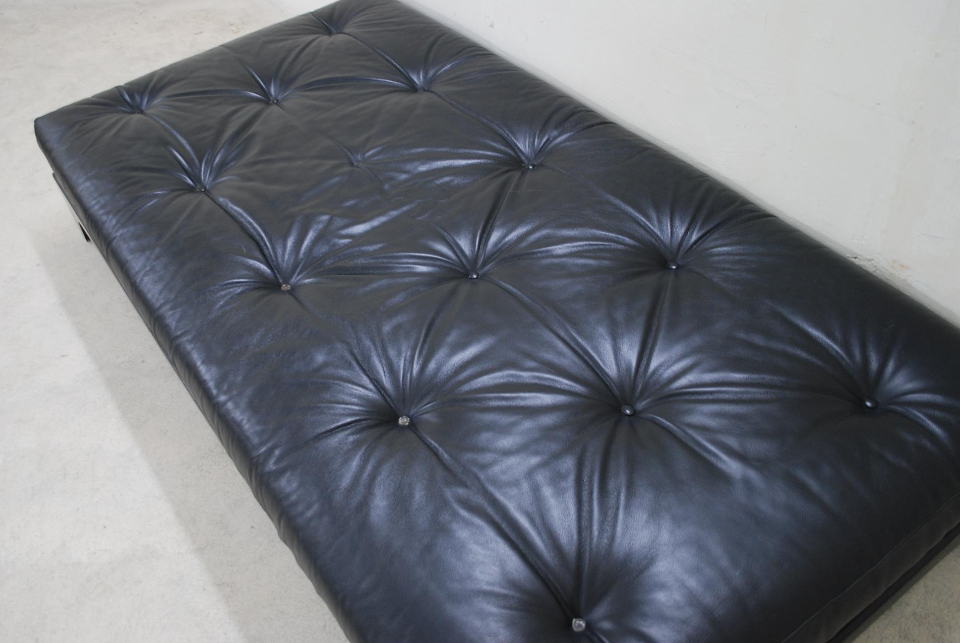 Vintage Fiberglass Black Leather Daybed In Good Condition For Sale In Munich, Bavaria