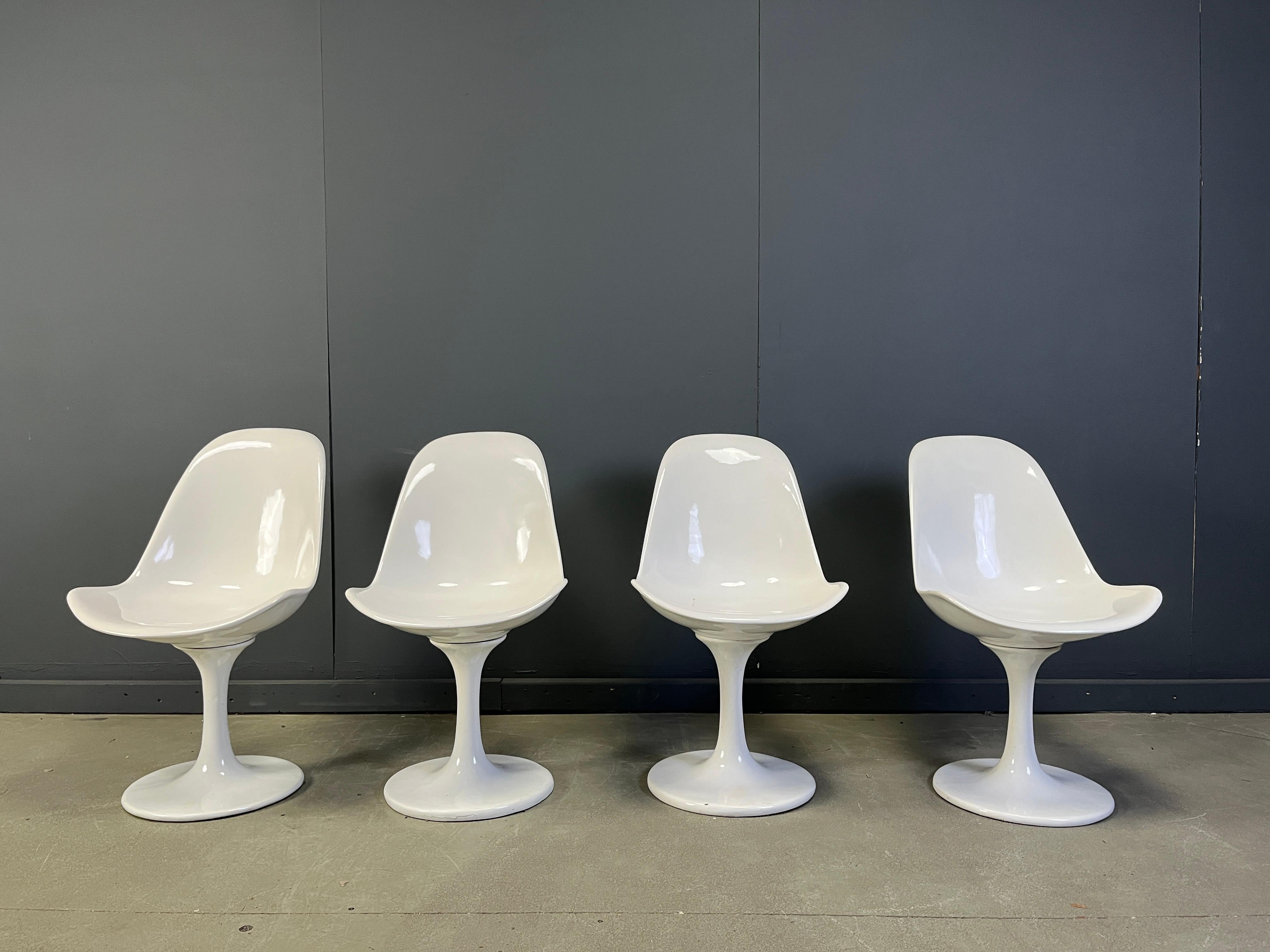Chaises de salle à manger élégantes en fibre de verre de l'ère spatiale, au design tulipe inspiré par Eero Saarinnen.

Un beau design intemporel.

les chaises pivotent.

Bon état général avec une usure normale liée à l'âge.

Années 1960 -