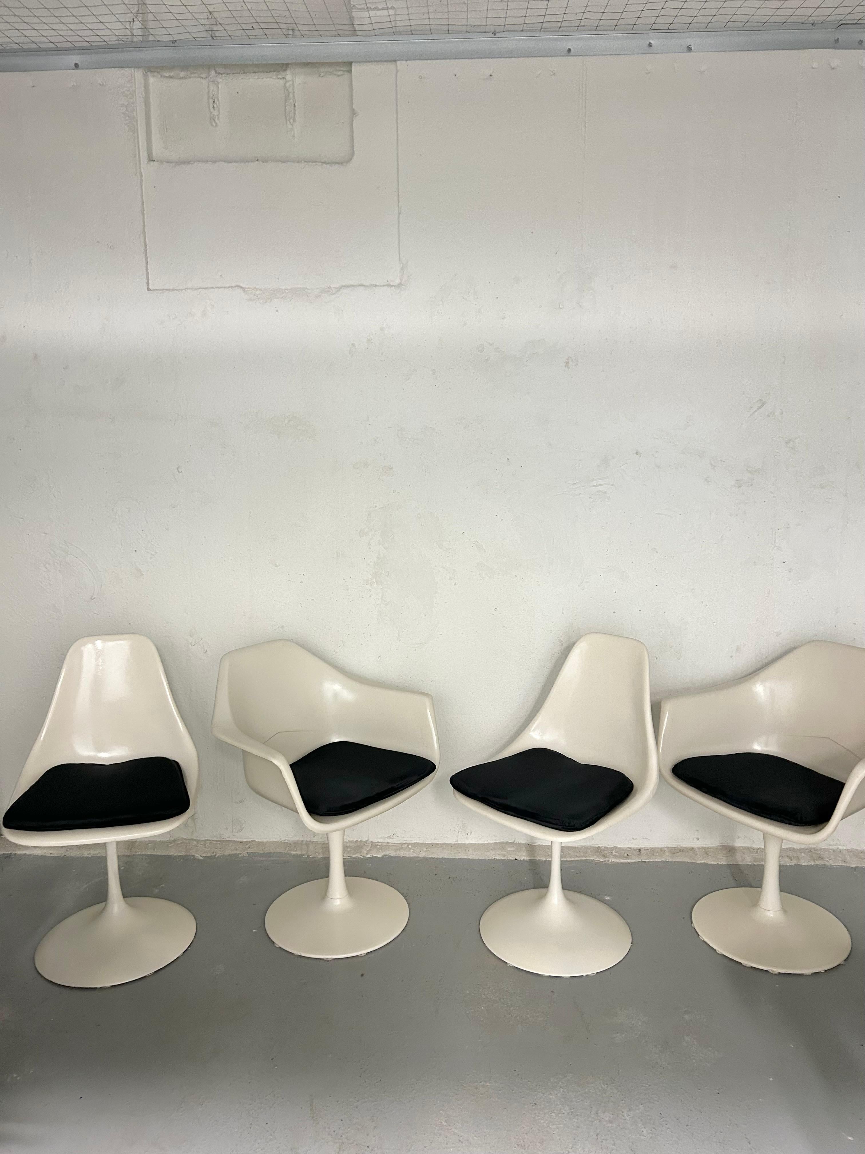 Vintage Fiberglass Tulip Chairs - Set of 4 In Good Condition In Brooklyn, NY
