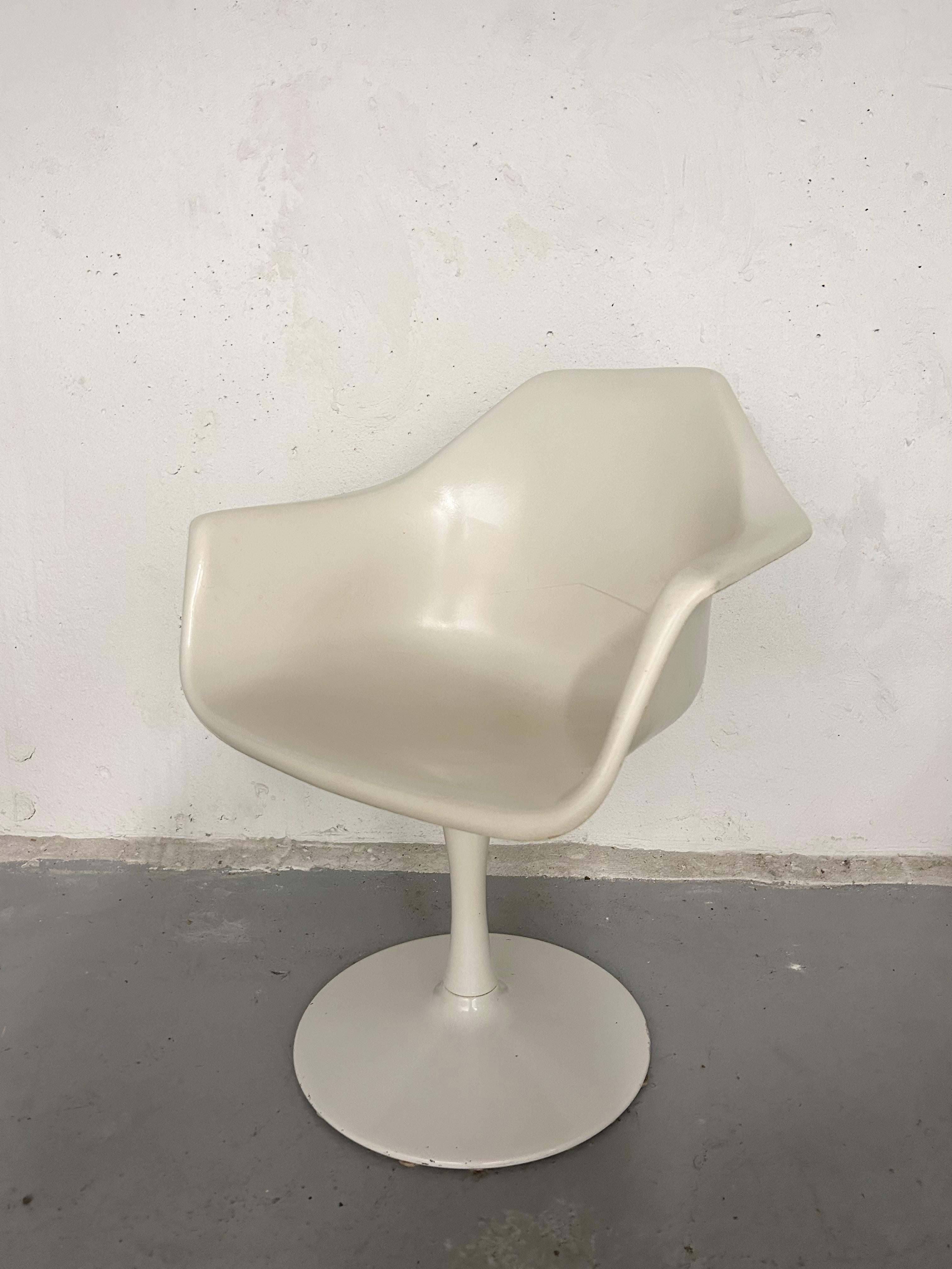 Vintage Fiberglass Tulip Chairs - Set of 4 In Fair Condition In Brooklyn, NY