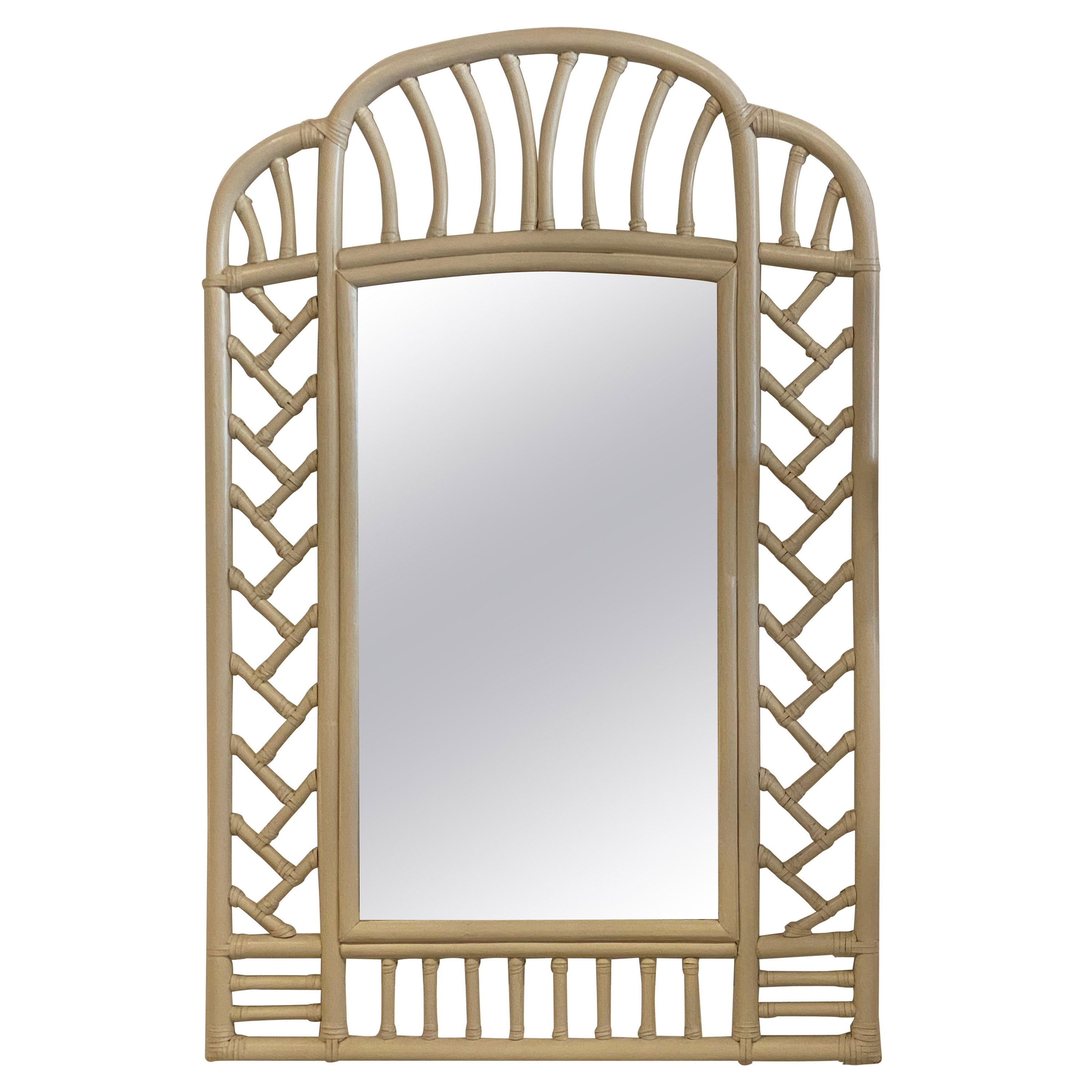 Miroir mural festonné en arc de cercle en rotin Ficks Reed de style Chippendale chinois vintage en vente