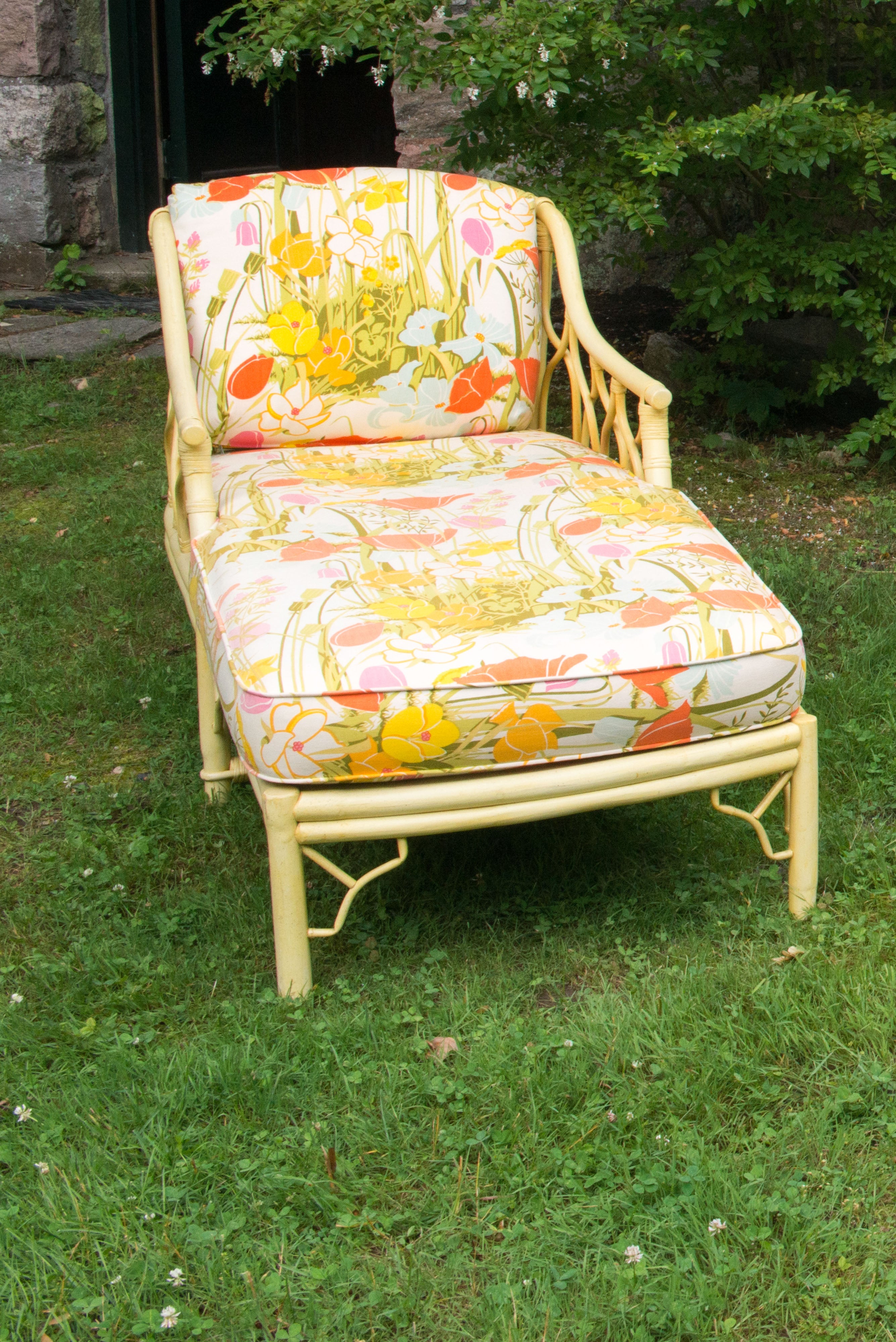1970s vintage Ficks Reed bamboo or rattan style wood chaise longue with a chinoiserie flair. Original yellow finish with original fabric. Cushion foam has hardened. In quite remarkable shape.