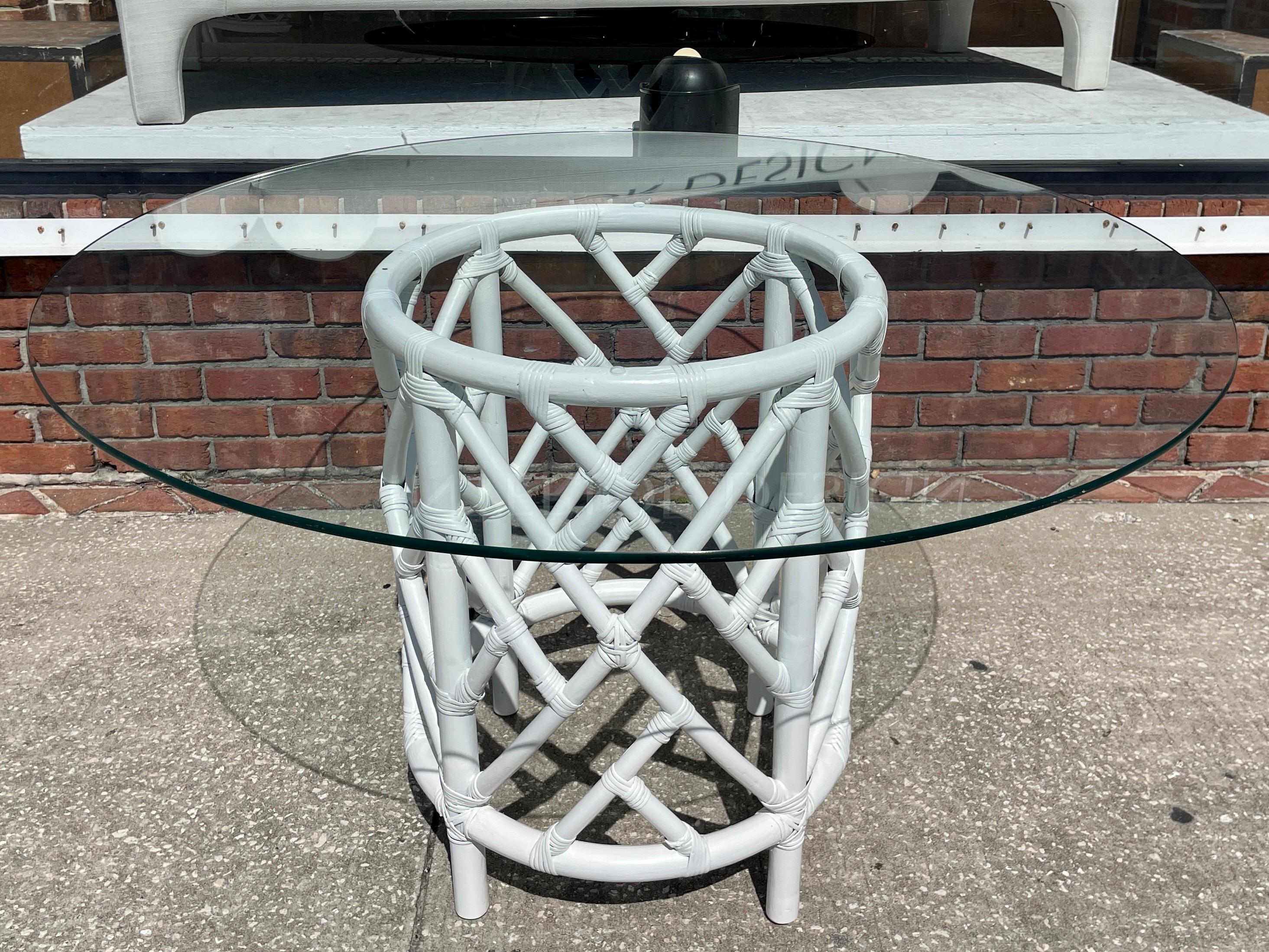 Vintage Ficks Reed Chippendale Pedestal Round Dining Table in Fresh White Lacque In Good Condition For Sale In Los Angeles, CA