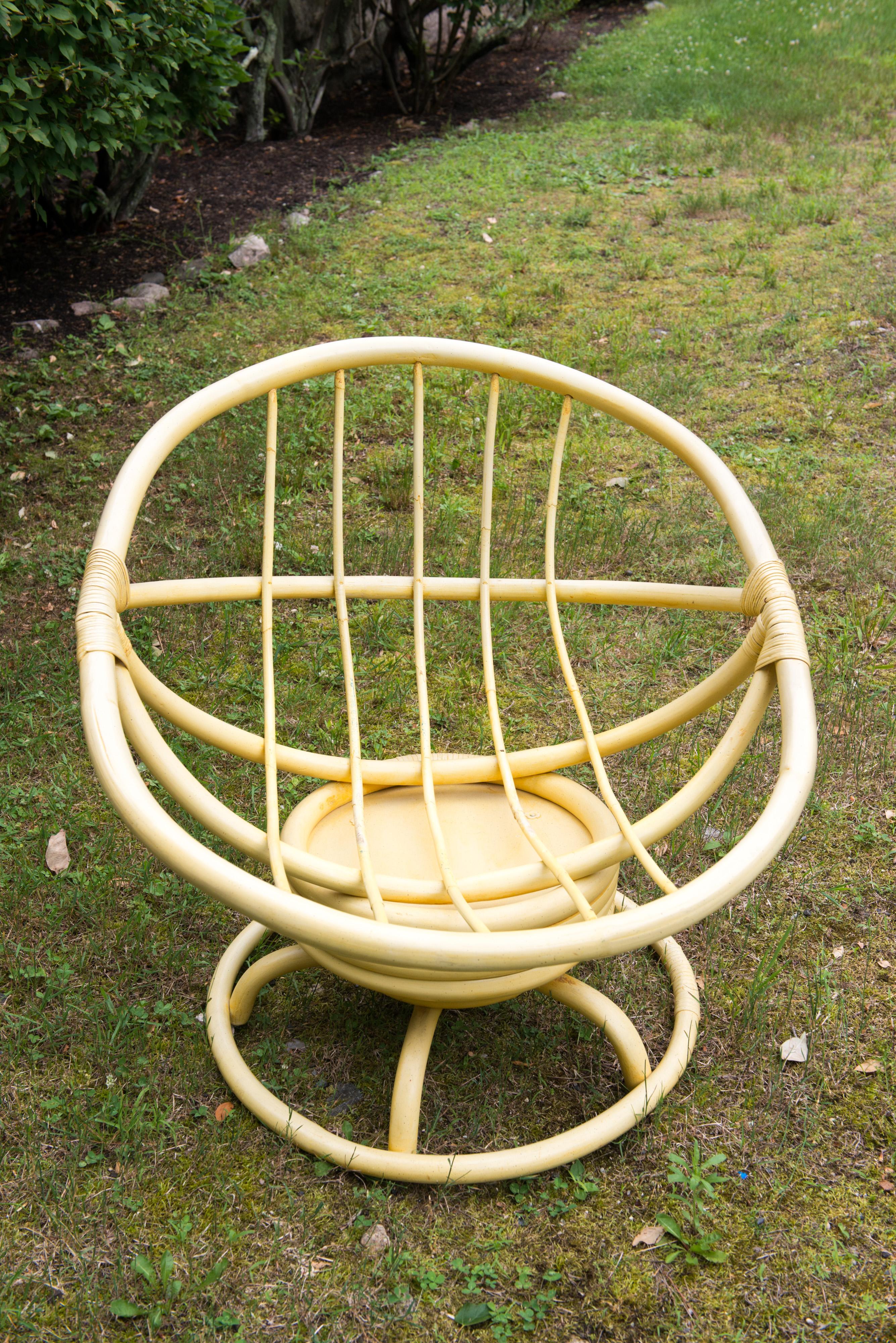 chaise à bascule vintage Ficks Reed des années 1970, en rotin jaune ou en faux bambou, avec finition jaune et tissu d'origine.
Remarquable bon état. Le coussin s'est raidi avec l'âge.