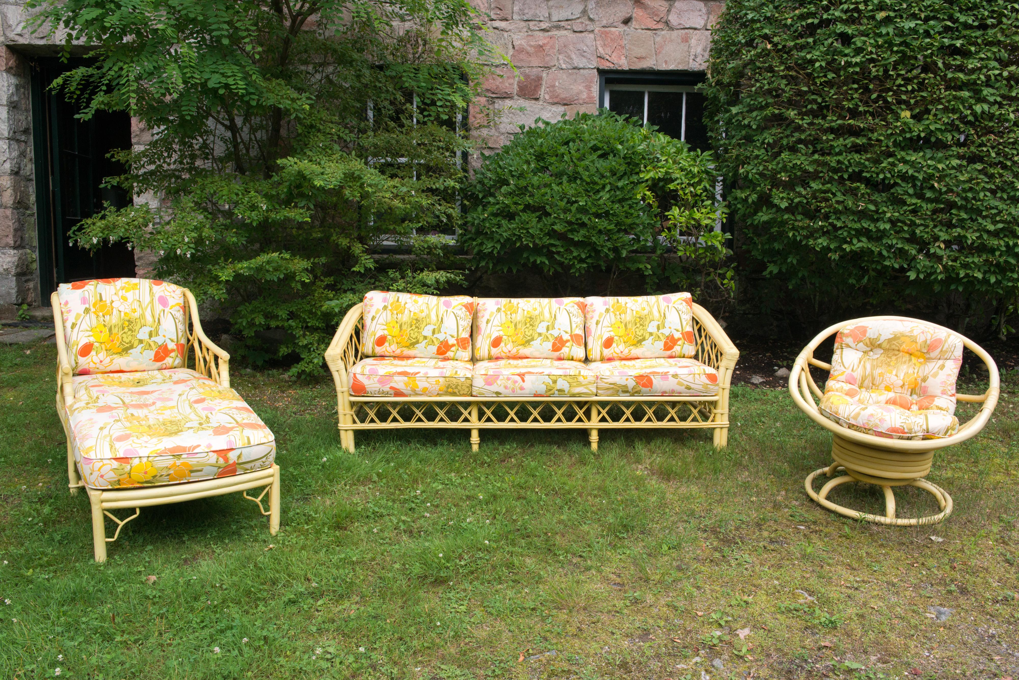 Vintage Ficks Reed Faux Bamboo Chinoiserie Style Sofa In Good Condition For Sale In Stamford, CT