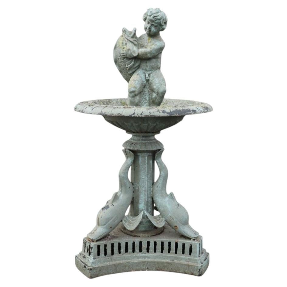 Fontana da giardino vintage in ghisa con figure, metà del XX secolo