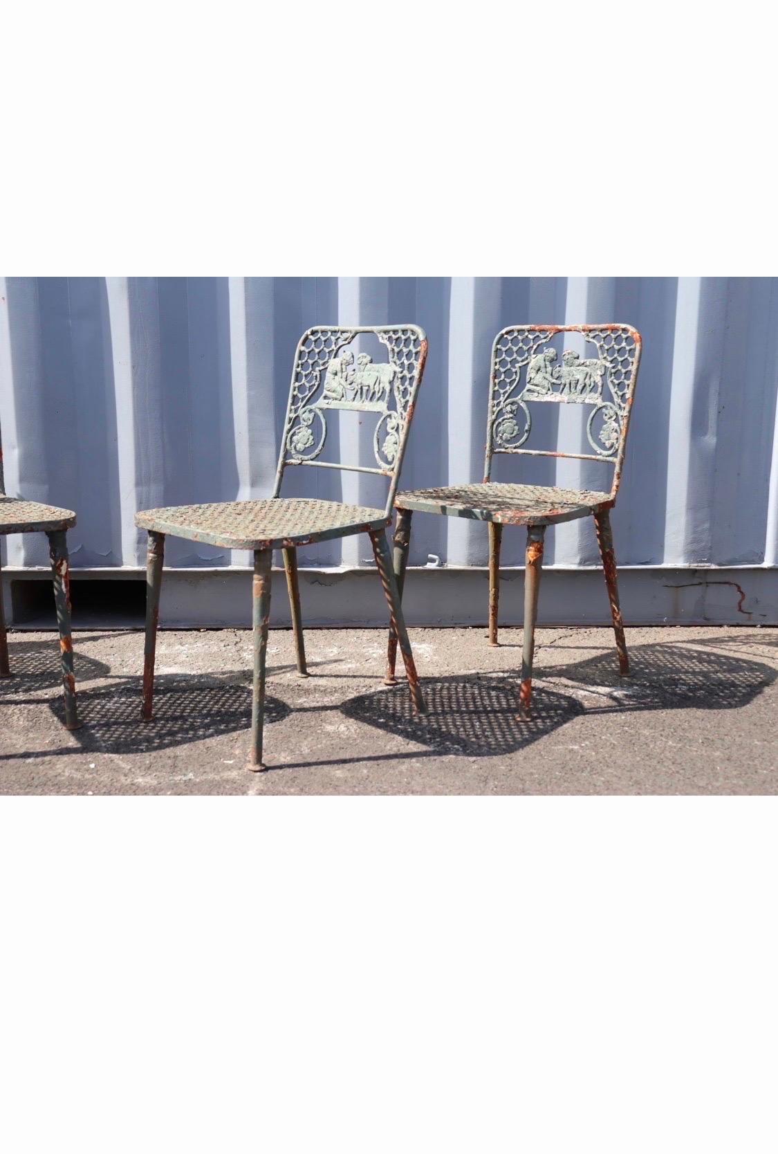 Sillas de jardín de hierro fundido vintage 

Este conjunto de 4 sillas de jardín está adornado con respaldos figurados que muestran un Niño con ovejas

El conjunto es posiblemente Woodard. La edad es aproximada.