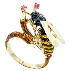 Figuraler Emaille Wasp Insect Vintage-Ring mit Rubinen in Gelbgold