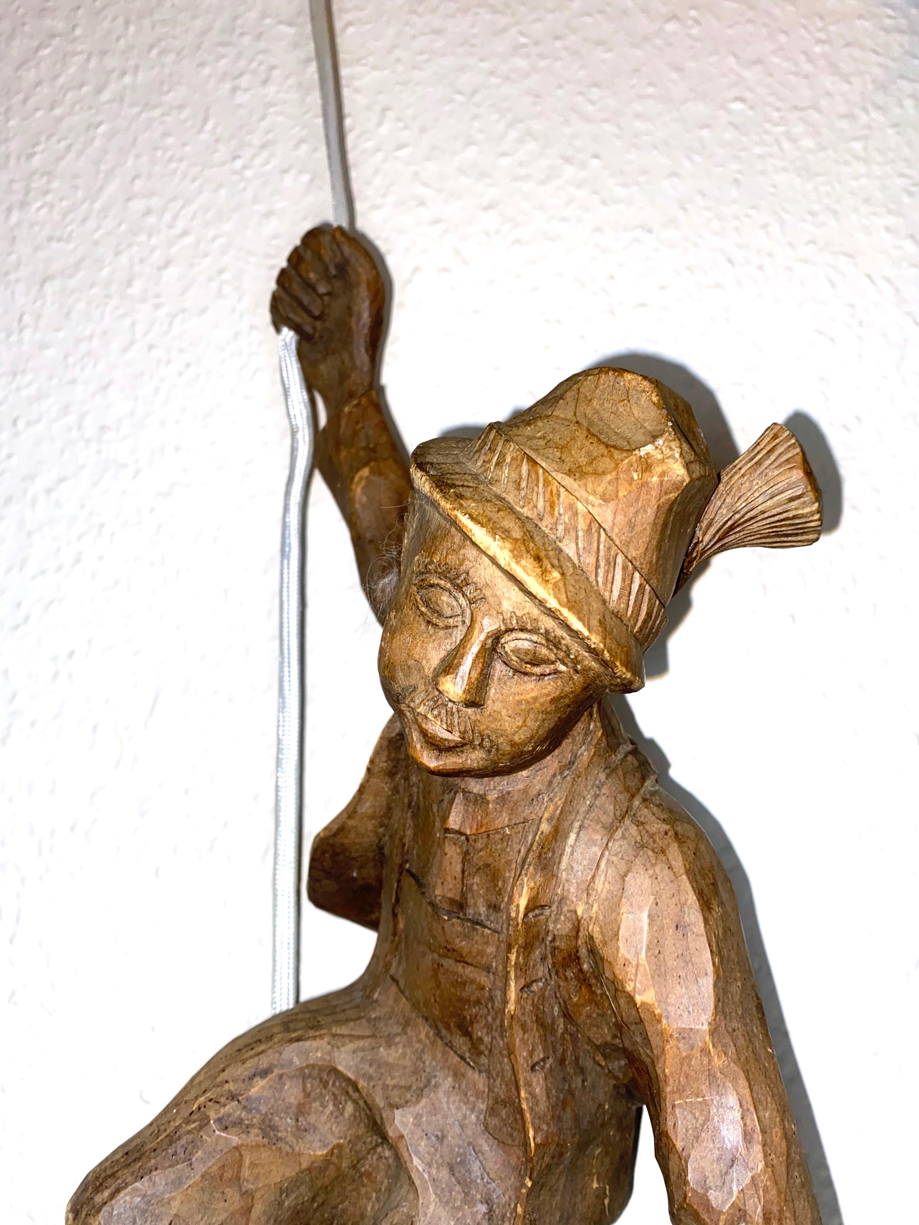 Lampe à suspension figurative vintage « a Mountain Climber & Lantern » de style Forêt-Noire Bon état - En vente à Nuernberg, DE