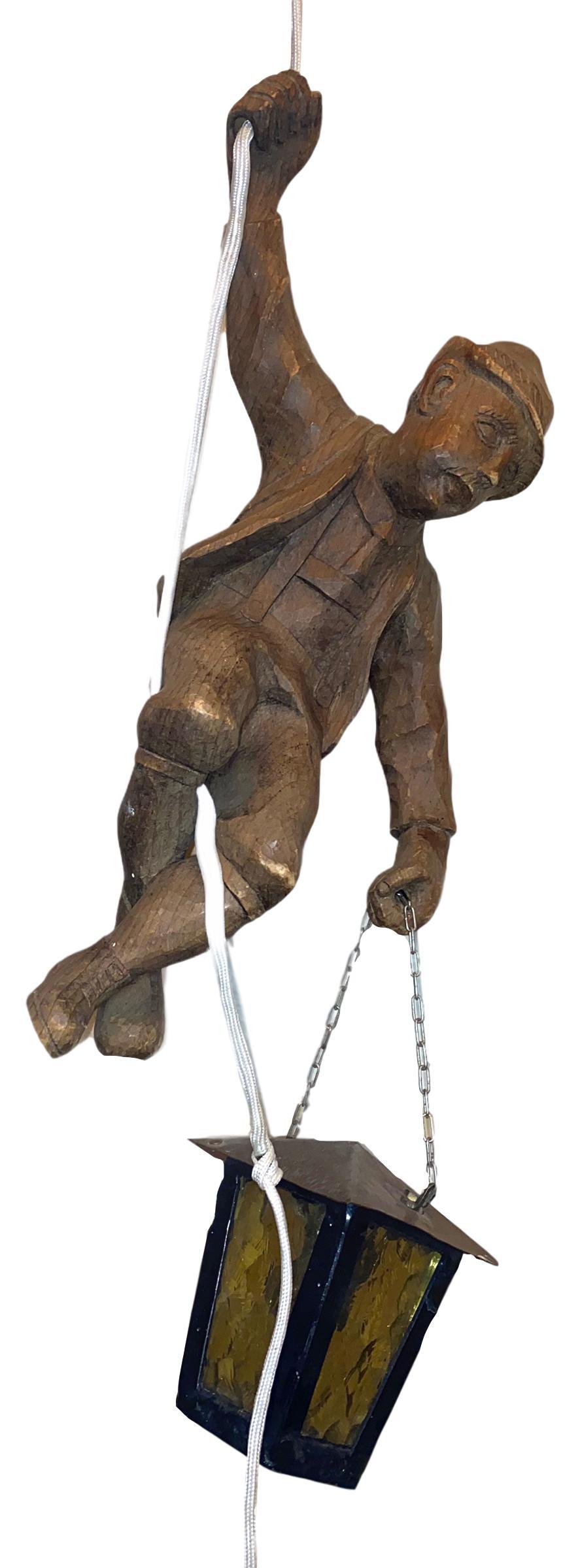 Métal Lampe à suspension figurative vintage « a Mountain Climber & Lantern » de style Forêt-Noire en vente
