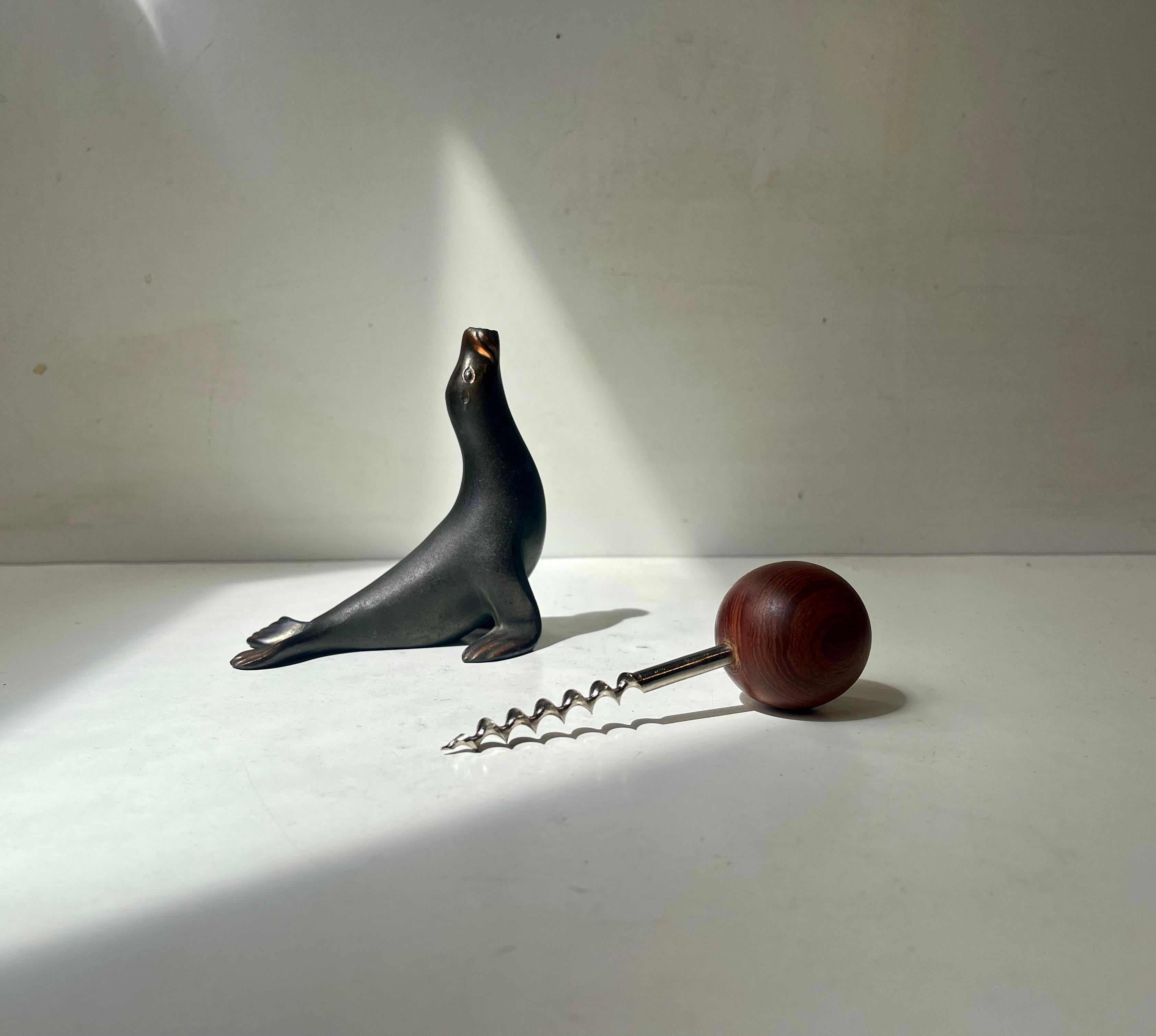 Mid-Century moderno Cavatappi figurativo d'epoca con leone marino in rame e teak di Zero Denmark, anni '50 in vendita