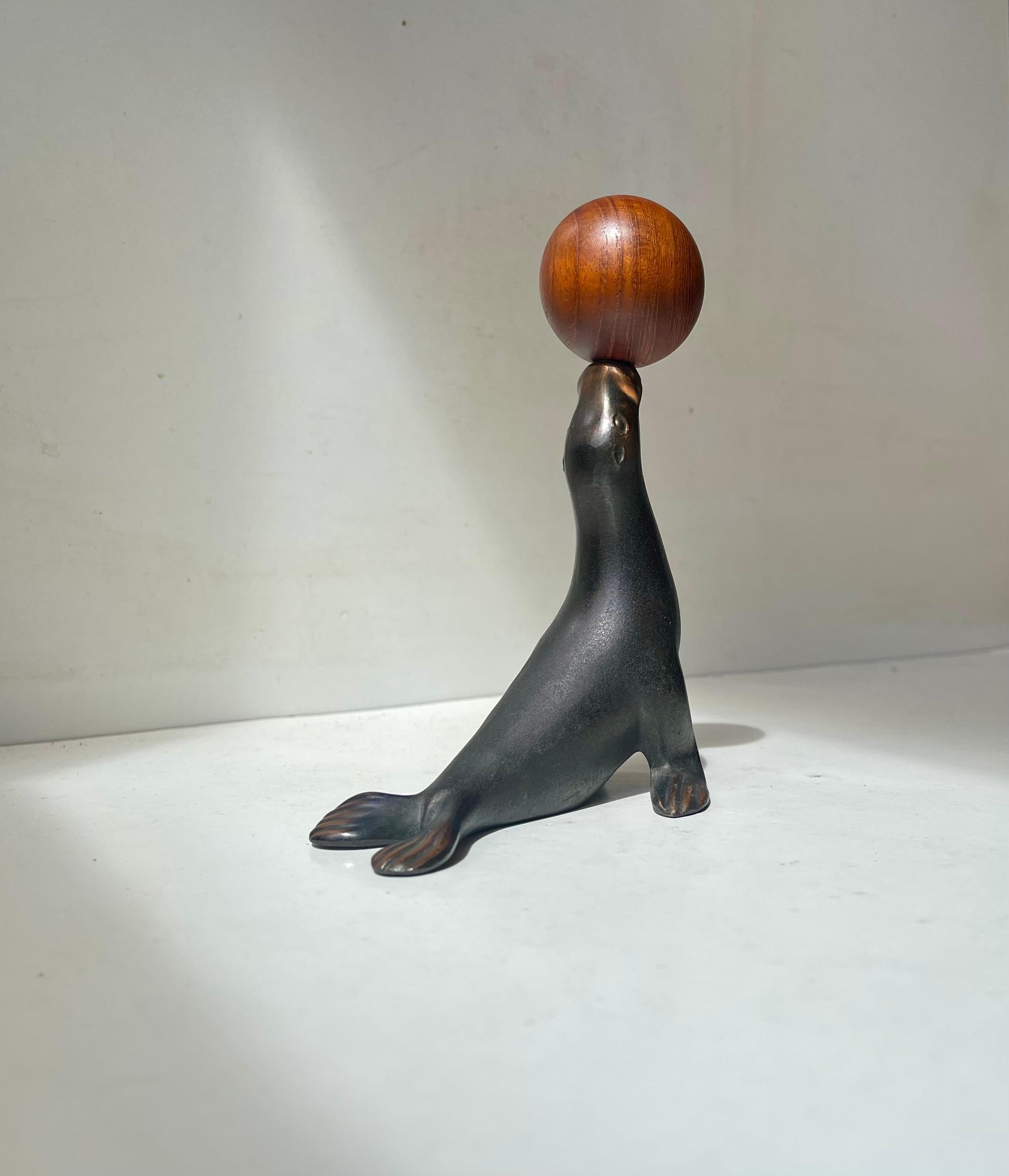 Danese Cavatappi figurativo d'epoca con leone marino in rame e teak di Zero Denmark, anni '50 in vendita