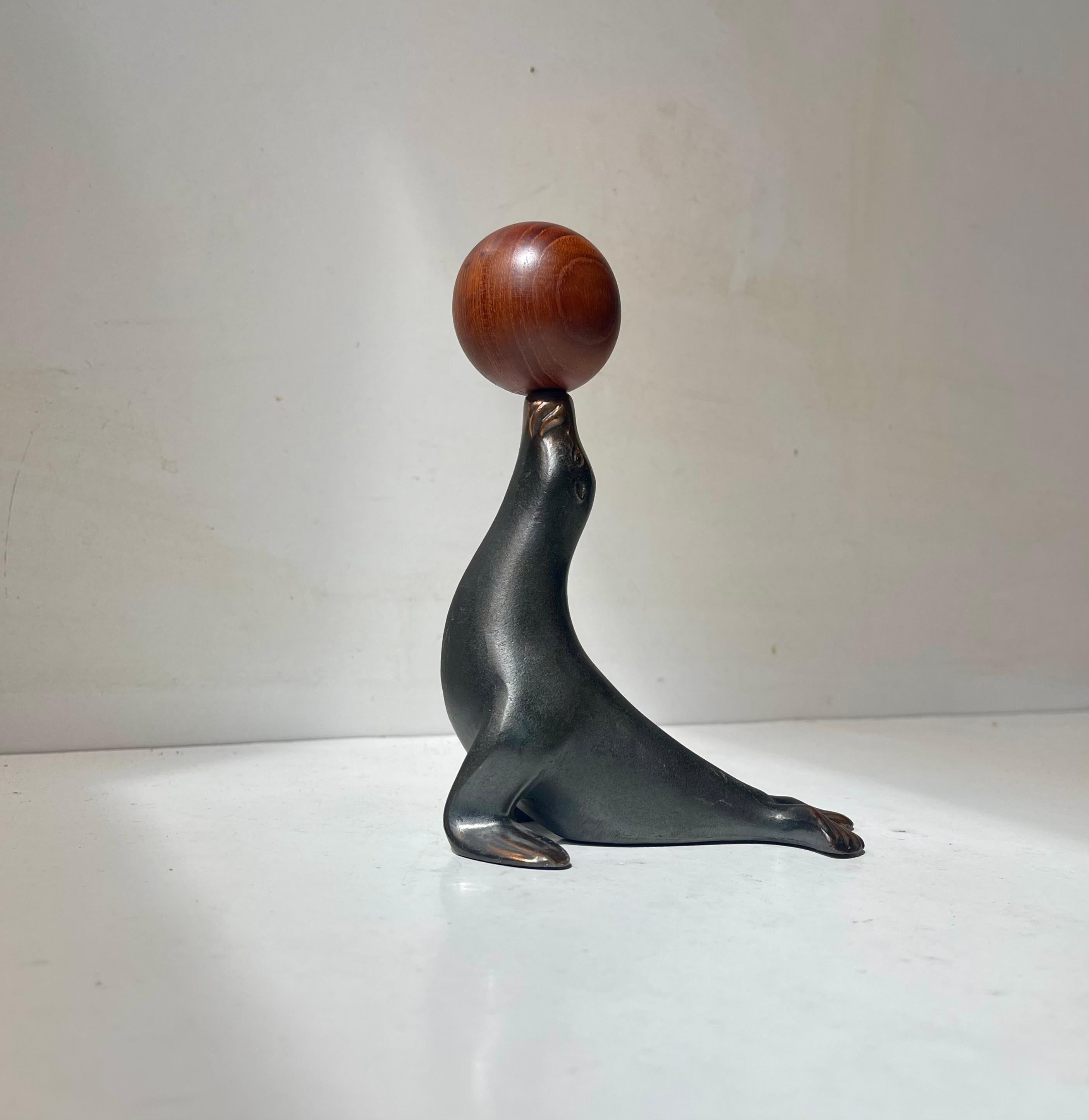 Cavatappi figurativo d'epoca con leone marino in rame e teak di Zero Denmark, anni '50 In condizioni buone in vendita a Esbjerg, DK