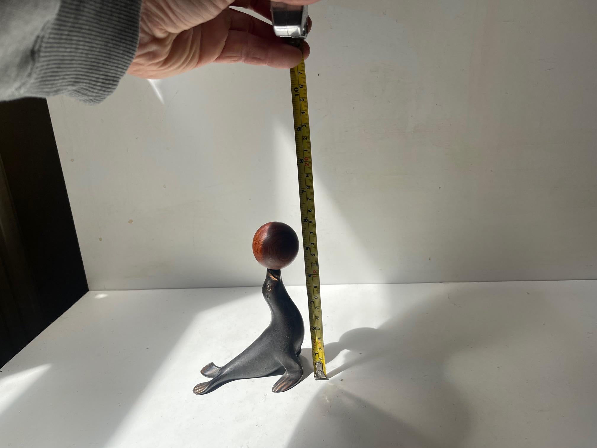 Metà XX secolo Cavatappi figurativo d'epoca con leone marino in rame e teak di Zero Denmark, anni '50 in vendita