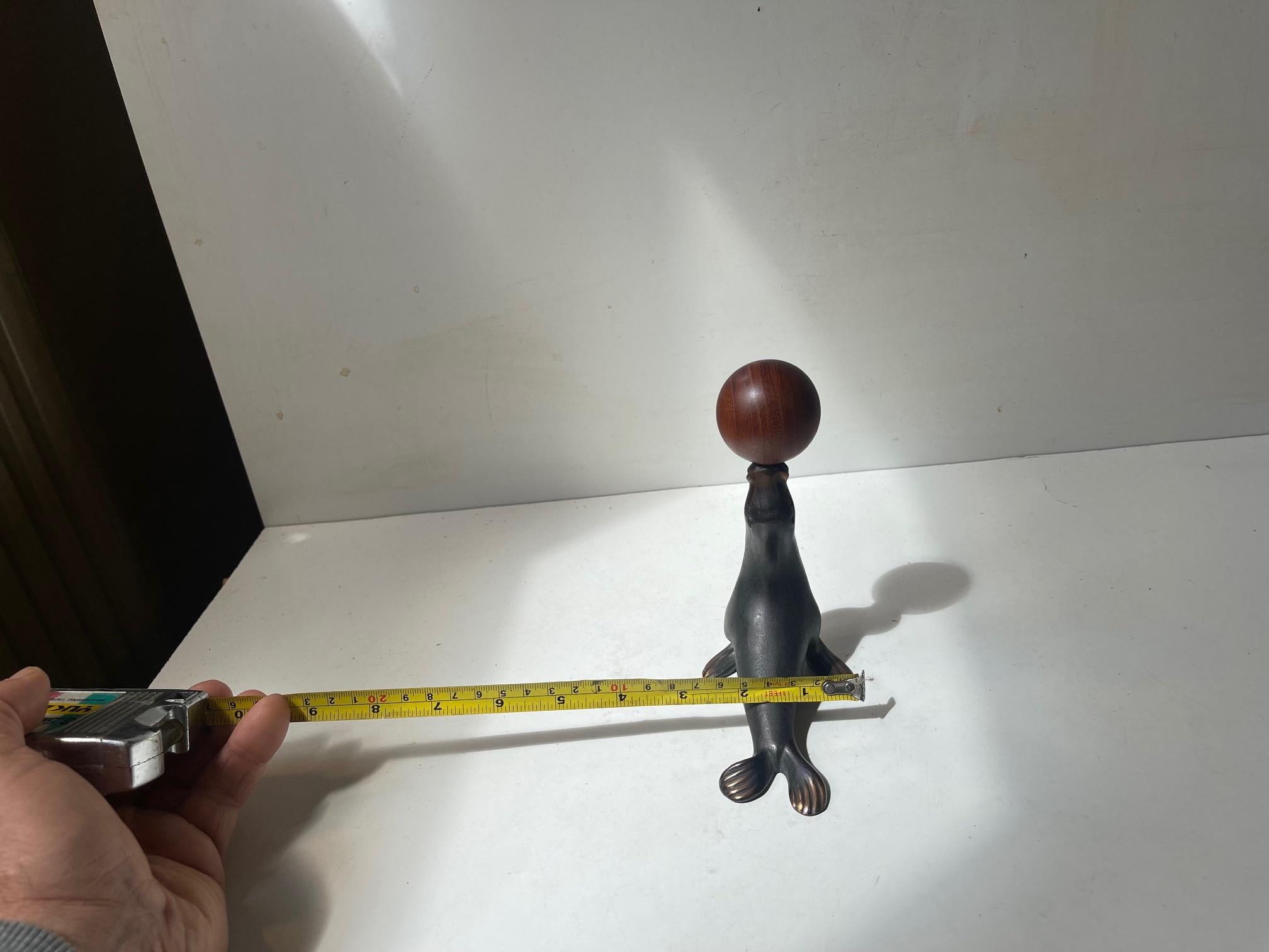 Cavatappi figurativo d'epoca con leone marino in rame e teak di Zero Denmark, anni '50 in vendita 1